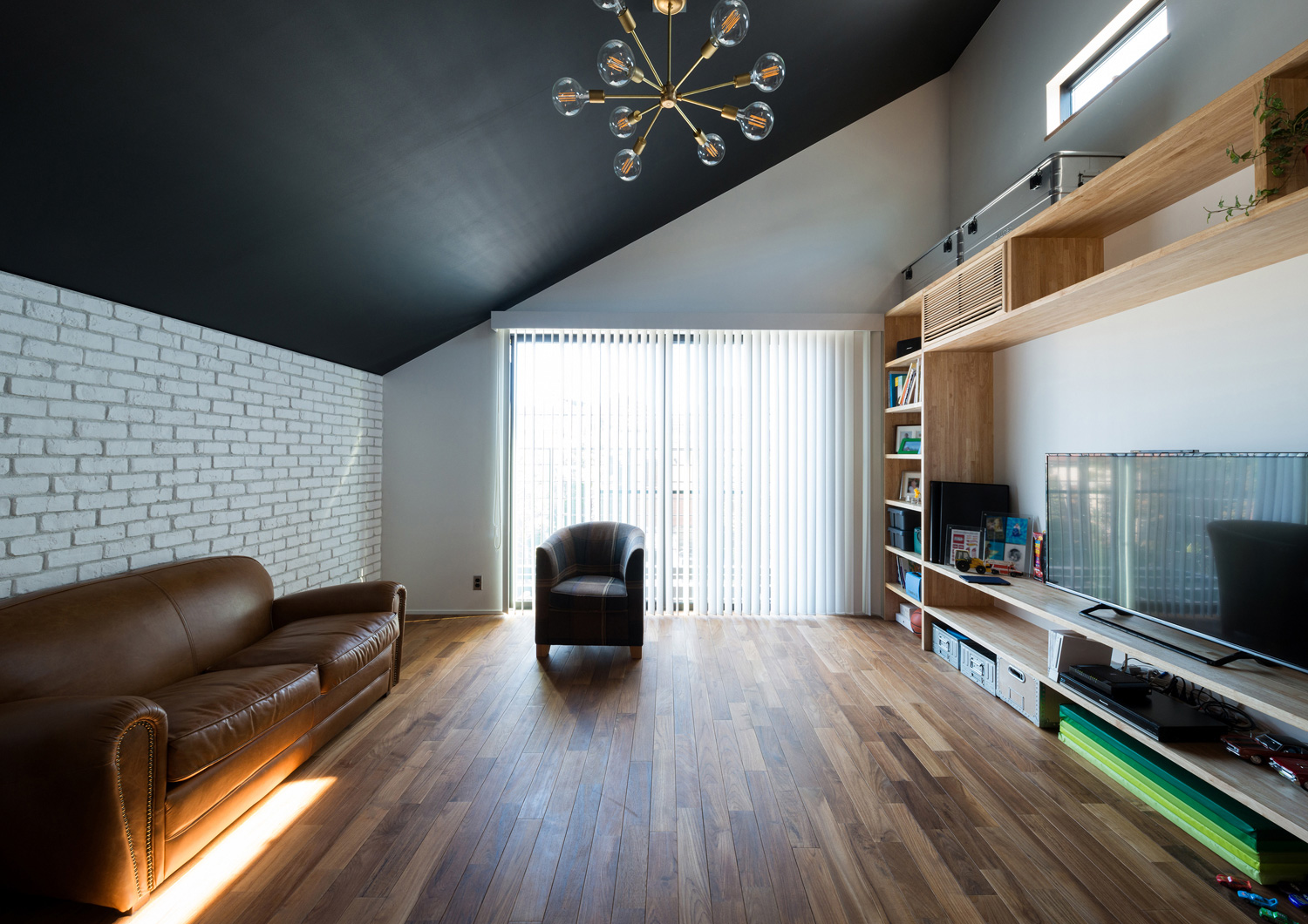 黒い天井で斜め屋根のLDK・デザイン住宅 注文住宅・デザイン住宅建築実例_『CASE531 素地』_LDK