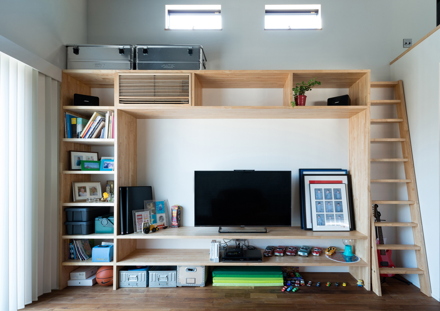 ロフト付きの、テレビボードと本棚が一体となっているLDK・デザイン住宅 注文住宅・デザイン住宅建築実例_『CASE531 素地』_LDK