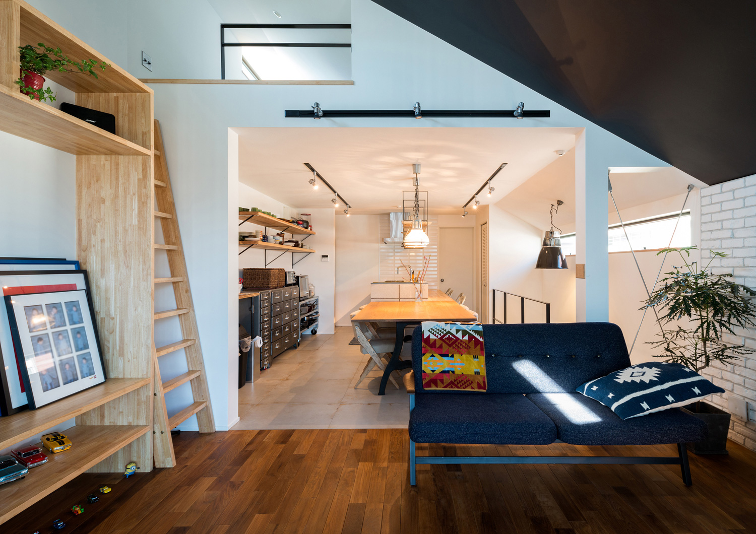 リビングとダイニングで床の色を切り替えたLDK・デザイン住宅 注文住宅・デザイン住宅建築実例_『CASE531 素地』_LDK