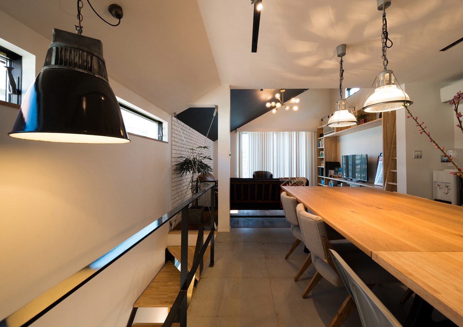 リビングとダイニングで天井の高さが変わっているLDK・デザイン住宅 注文住宅・デザイン住宅建築実例_『CASE531 素地』_LDK