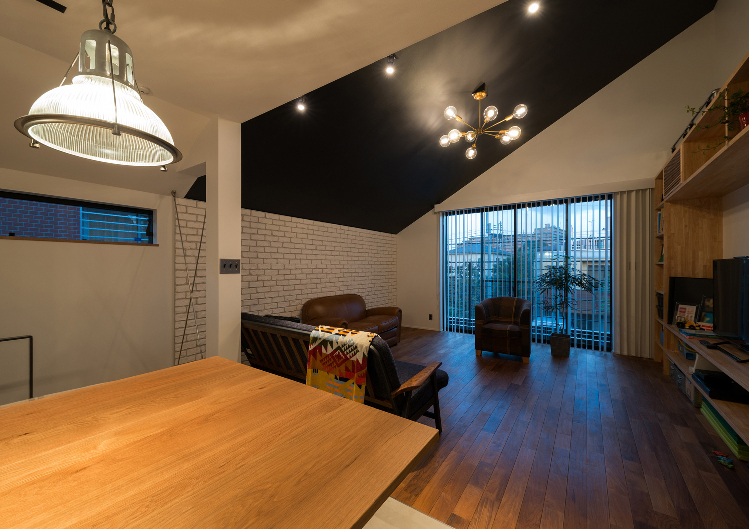 天井に間接照明が取り付けられた斜め屋根で大きな窓があるLDK・デザイン住宅 注文住宅・デザイン住宅建築実例_『CASE531 素地』_LDK