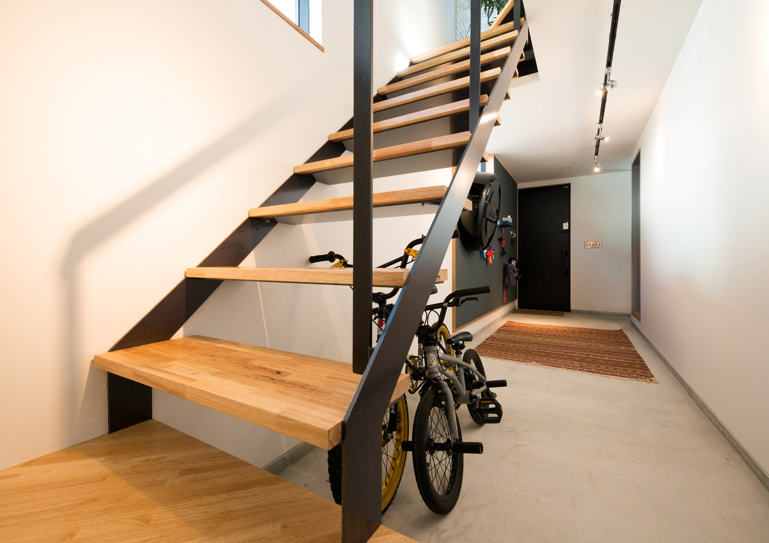 スケルトン階段下のスペースに自転車を置いた機能的な土間玄関・デザイン住宅 注文住宅・デザイン住宅建築実例_『CASE531 素地』_階段