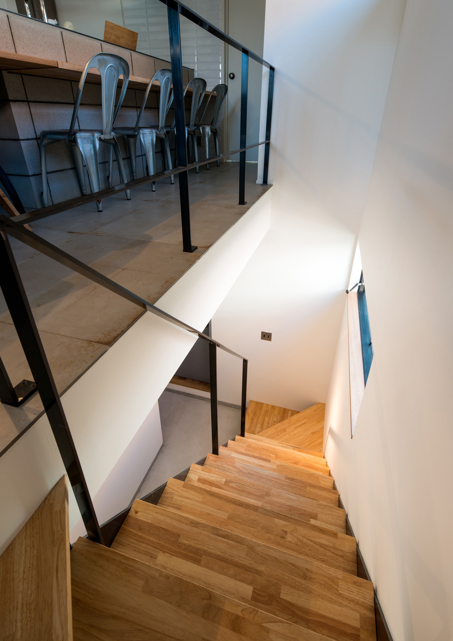 アイアンの手すりを取り付けた吹き抜けの階段室・デザイン住宅 注文住宅・デザイン住宅建築実例_『CASE531 素地』_階段