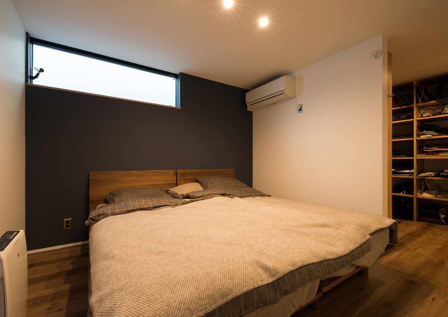 アクセントクロスにスリット窓を取り付けたウォークインクローゼット付きの寝室・デザイン住宅 注文住宅・デザイン住宅建築実例_『CASE531 素地』_寝室