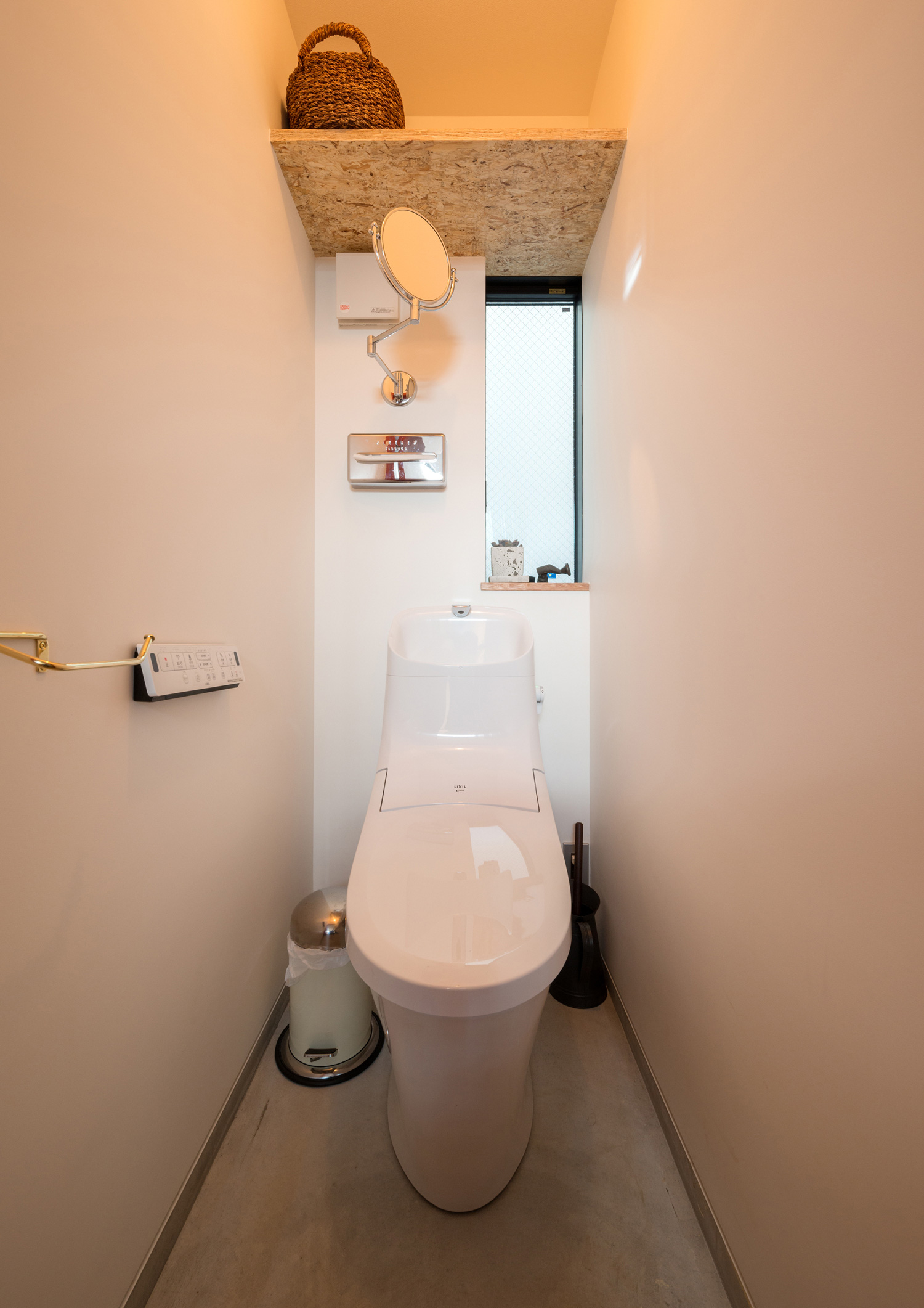 天井に棚を取り付けたタンク付きトイレ・デザイン住宅 注文住宅・デザイン住宅建築実例_『CASE531 素地』_トイレ