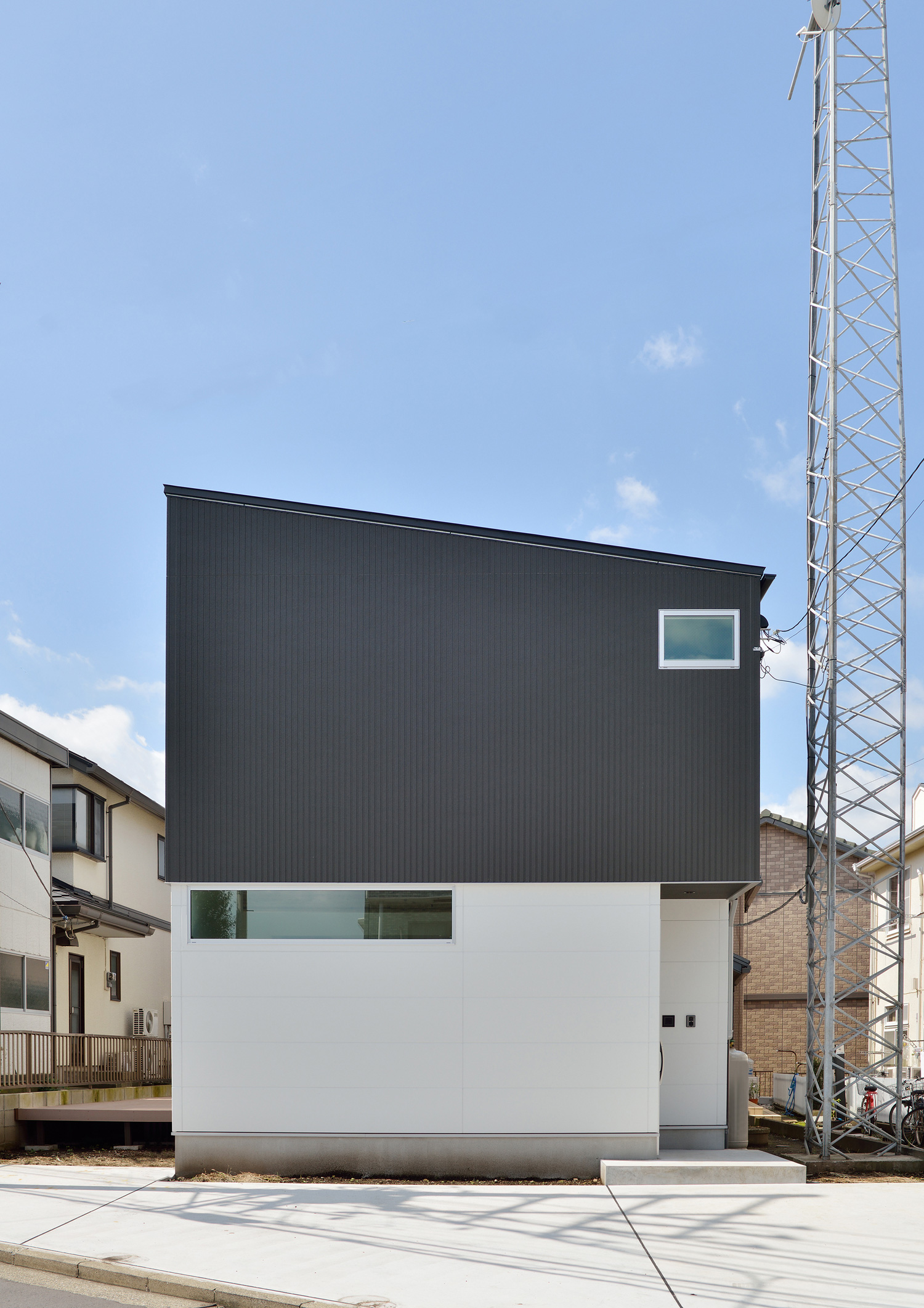 デザイン住宅建築実例_外観・注文住宅『CASE535 ドマ＋LDK』の建築実例・施⼯例の写真・建物外観全体 注文住宅・デザイン住宅建築実例_『CASE535 ドマ＋LDK』_外観