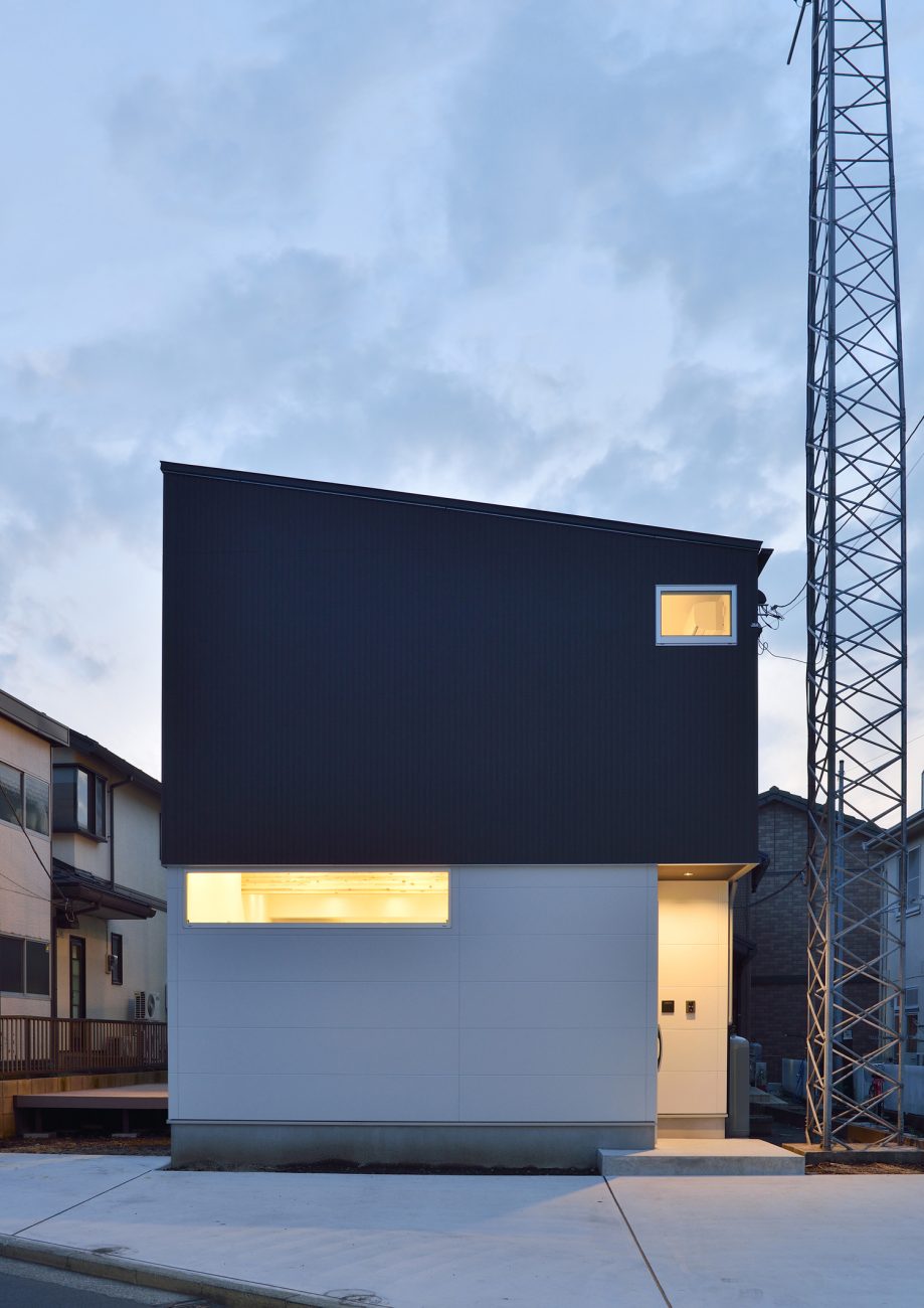 スリット窓がある白黒のおしゃれな外観・デザイン住宅 注文住宅・デザイン住宅建築実例_『CASE535 ドマ＋LDK』_外観