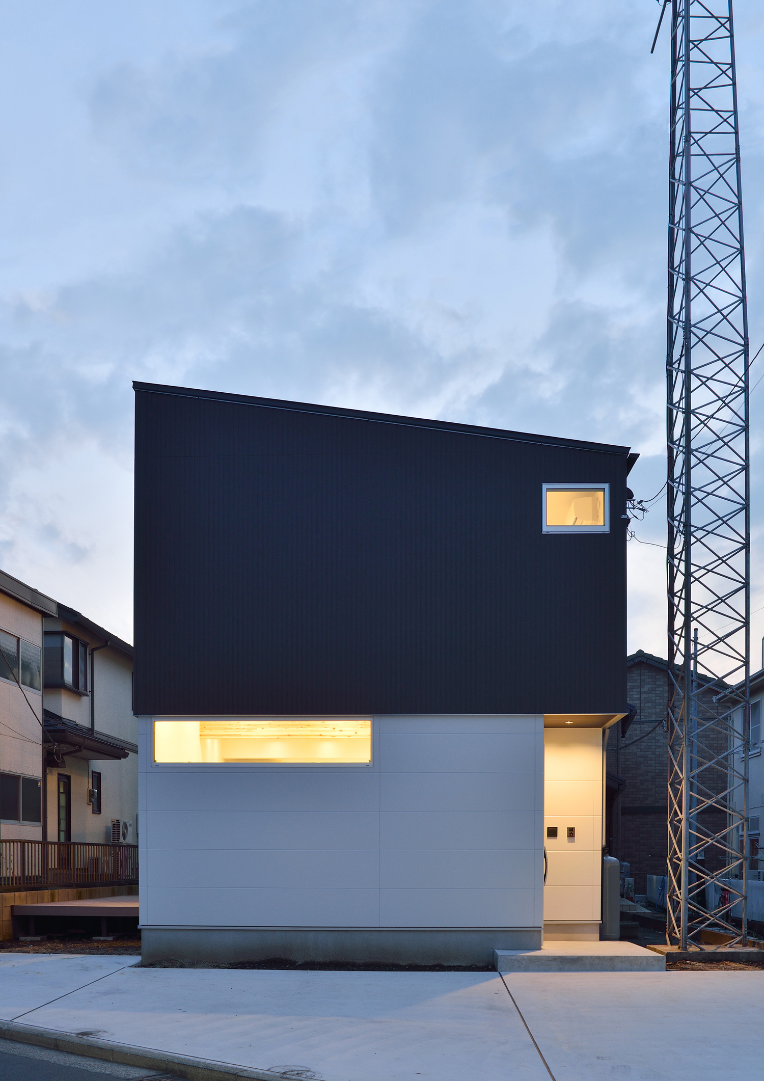 スリット窓がある白黒のおしゃれな外観・デザイン住宅 注文住宅・デザイン住宅建築実例_『CASE535 ドマ＋LDK』_外観