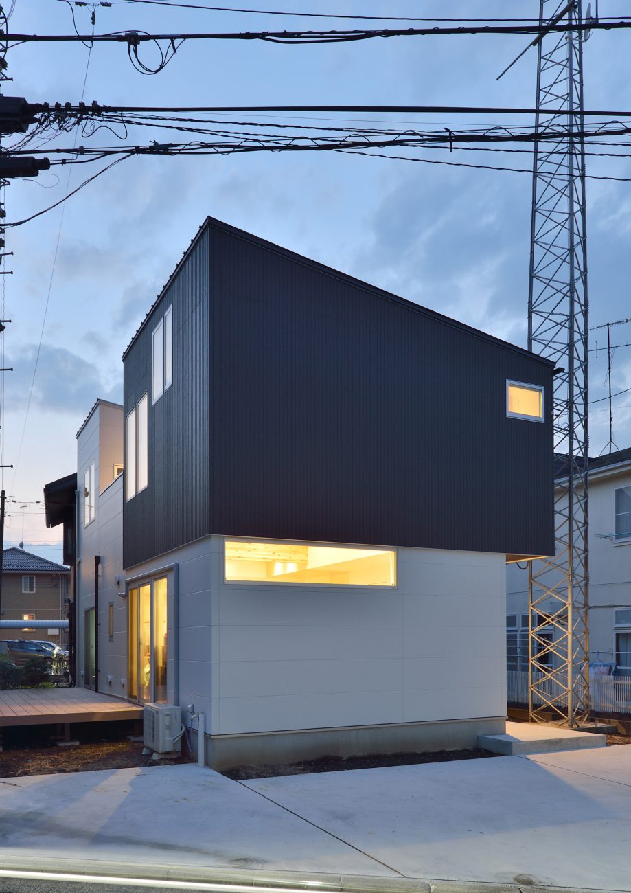 モノクロの外壁に設けた窓から光が漏れるスタイリッシュな外観・デザイン住宅 注文住宅・デザイン住宅建築実例_『CASE535 ドマ＋LDK』_外観