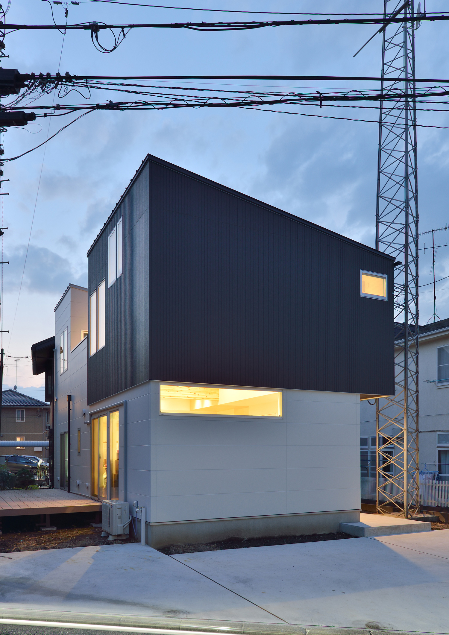 モノクロの外壁に設けた窓から光が漏れるスタイリッシュな外観・デザイン住宅 注文住宅・デザイン住宅建築実例_『CASE535 ドマ＋LDK』_外観