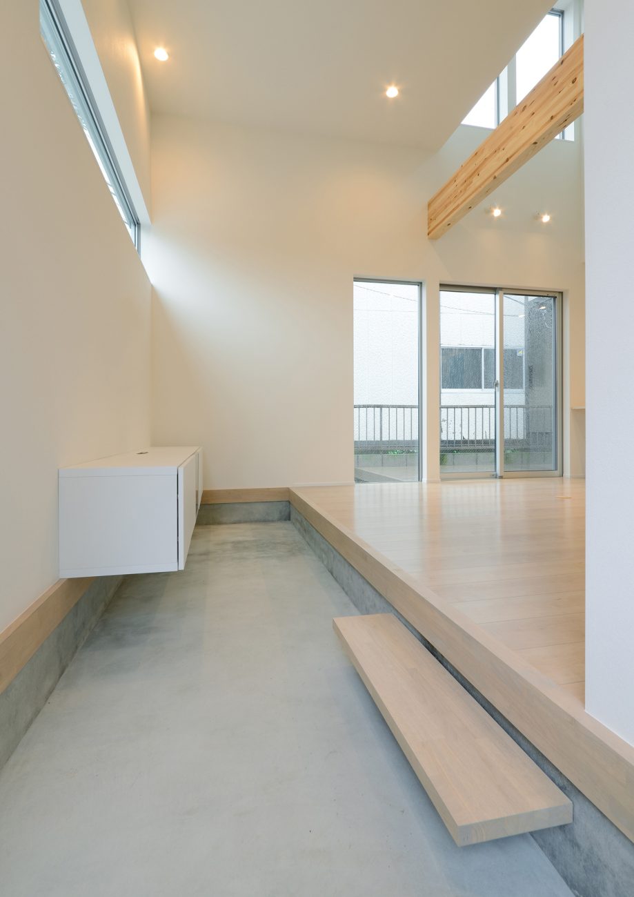 白い壁とモルタルの、開放的な土間玄関・デザイン住宅 注文住宅・デザイン住宅建築実例_『CASE535 ドマ＋LDK』_玄関