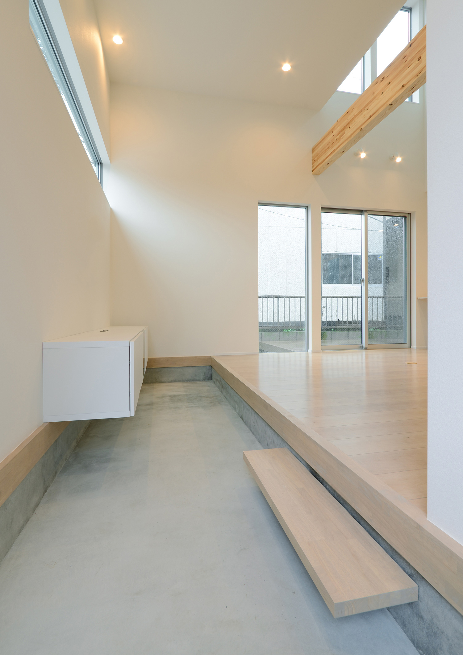 白い壁とモルタルの、開放的な土間玄関・デザイン住宅 注文住宅・デザイン住宅建築実例_『CASE535 ドマ＋LDK』_玄関