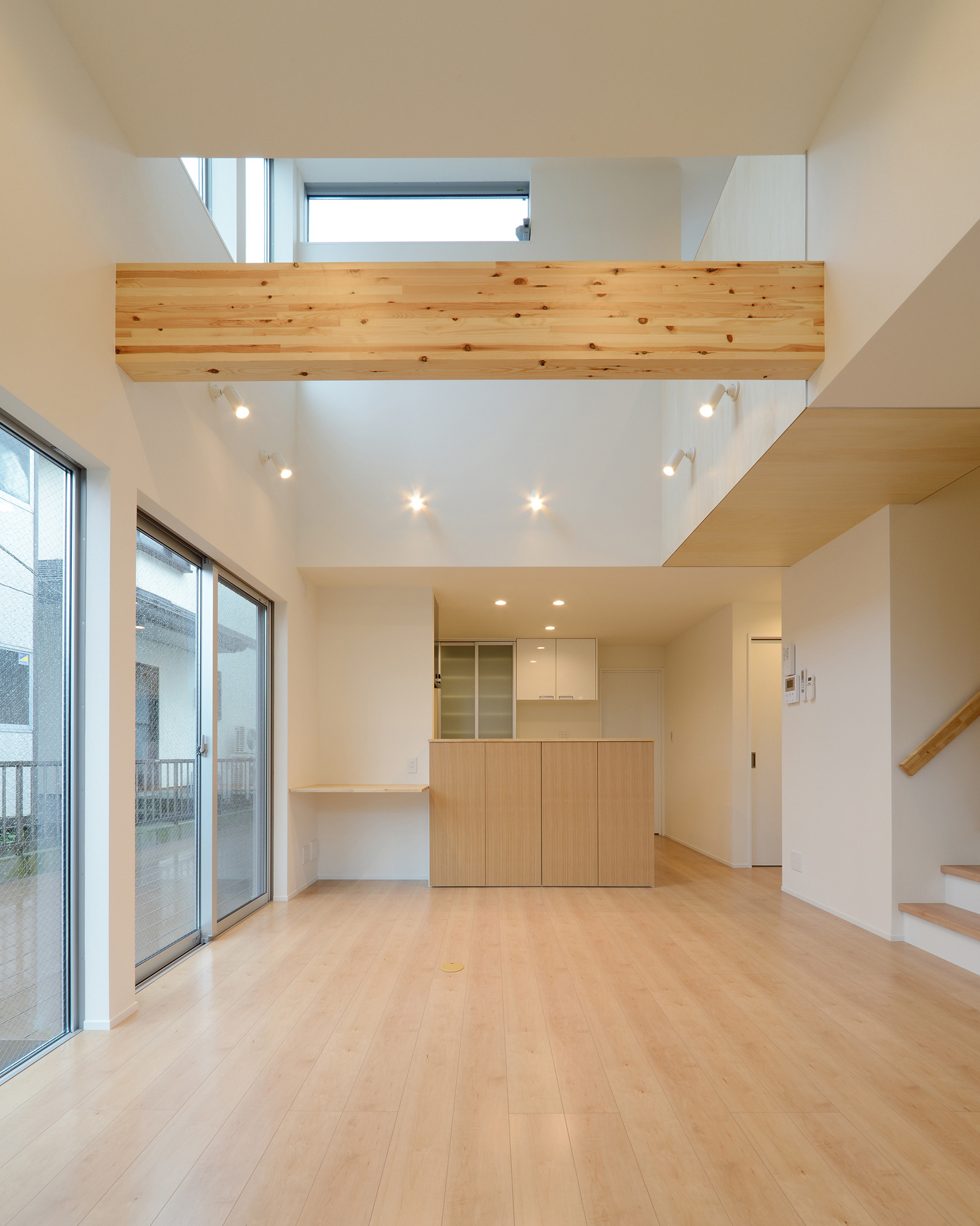 化粧梁がある吹き抜けの開放的なLDK・デザイン住宅 注文住宅・デザイン住宅建築実例_『CASE535 ドマ＋LDK』_LDK