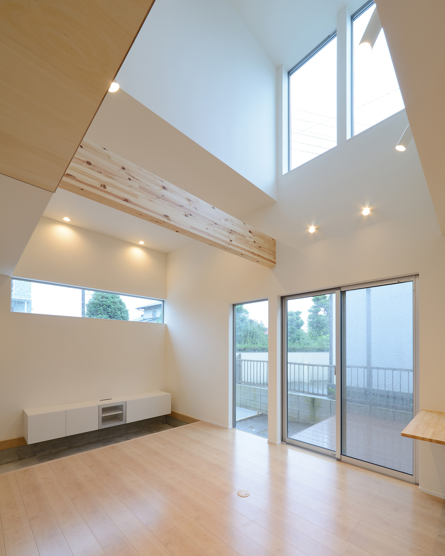 吹き抜けに窓を設けた明るく開放的なLDK・デザイン住宅 注文住宅・デザイン住宅建築実例_『CASE535 ドマ＋LDK』_LDK