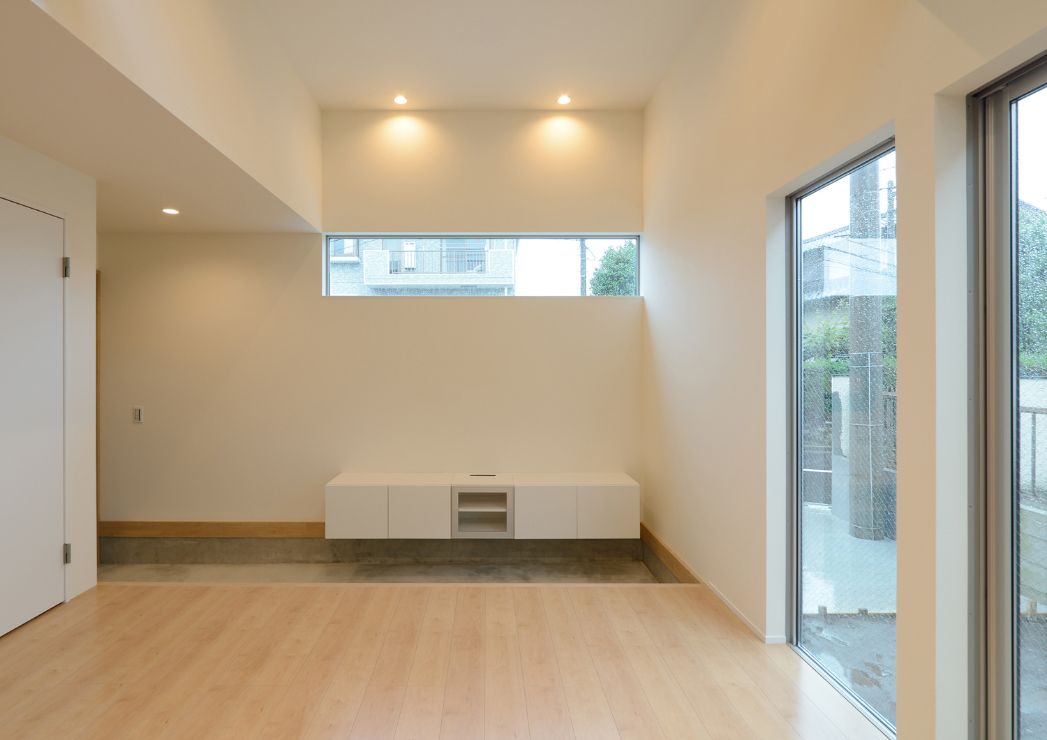 庭に面した窓とスリット窓がある高天井のLDK・デザイン住宅 注文住宅・デザイン住宅建築実例_『CASE535 ドマ＋LDK』_LDK