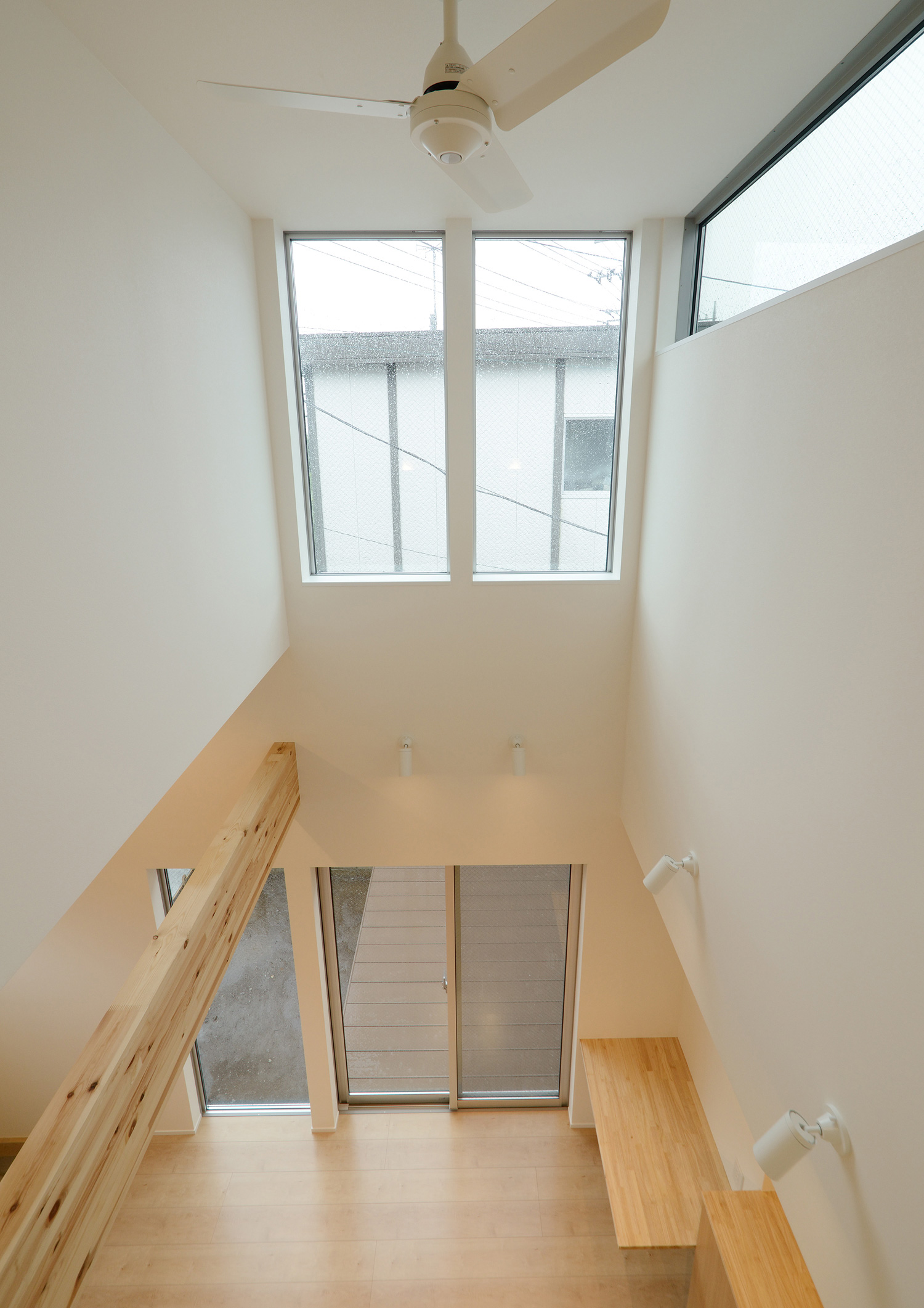 シーリングファンを取り付けた吹き抜けに窓を設けた明るいLDK・デザイン住宅 注文住宅・デザイン住宅建築実例_『CASE535 ドマ＋LDK』_LDK
