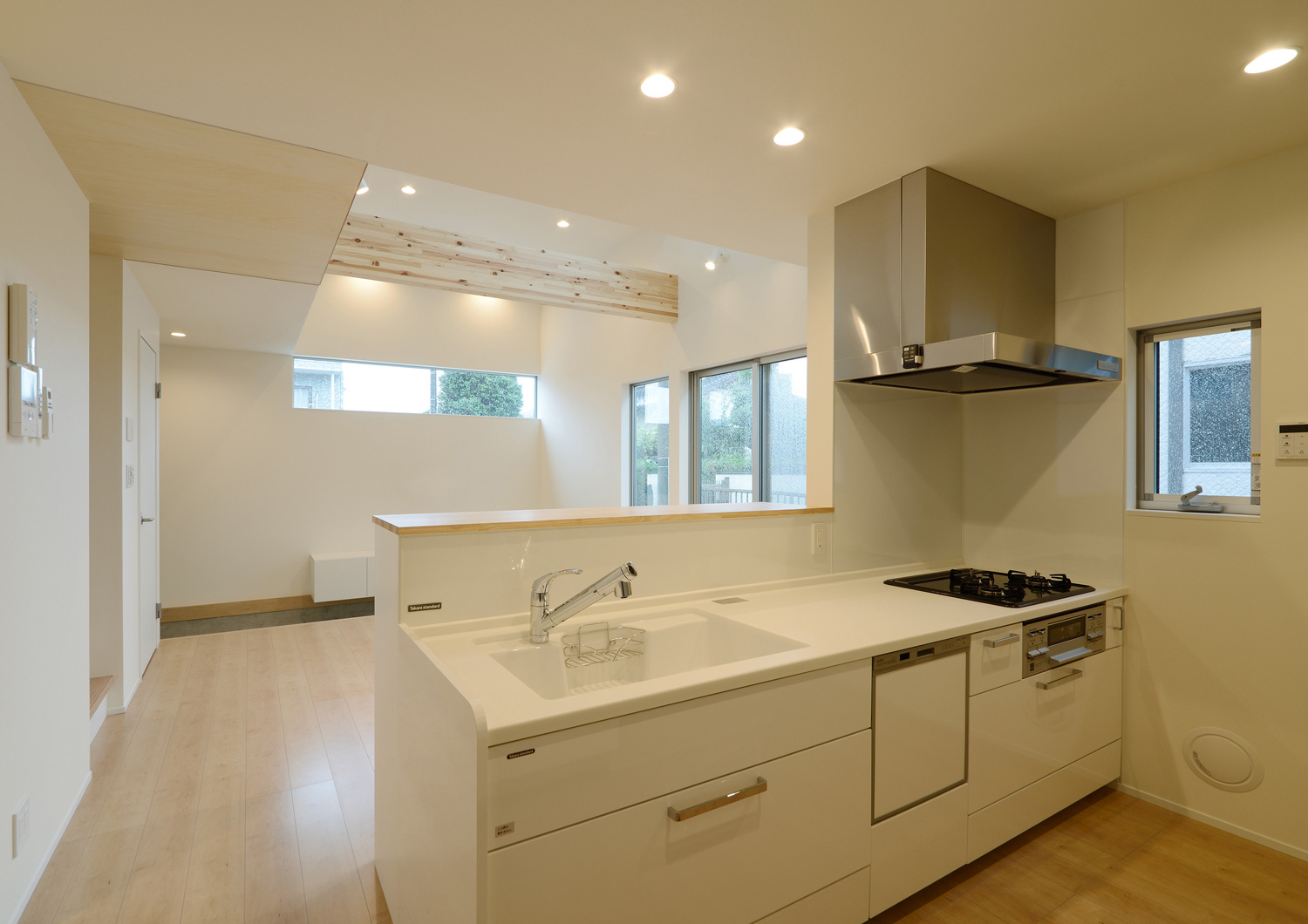 白い腰壁付きのキッチンがあるシンプルでナチュラルなLDK・デザイン住宅 注文住宅・デザイン住宅建築実例_『CASE535 ドマ＋LDK』_キッチン