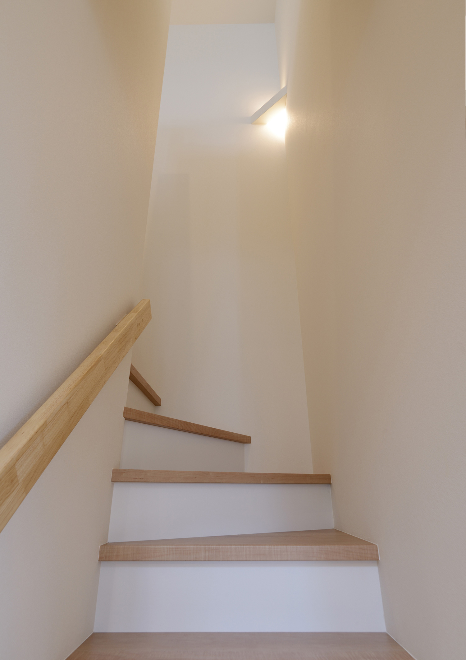 角に間接照明を取り付けた木の手すりを取り付けた箱型階段・デザイン住宅 注文住宅・デザイン住宅建築実例_『CASE535 ドマ＋LDK』_階段