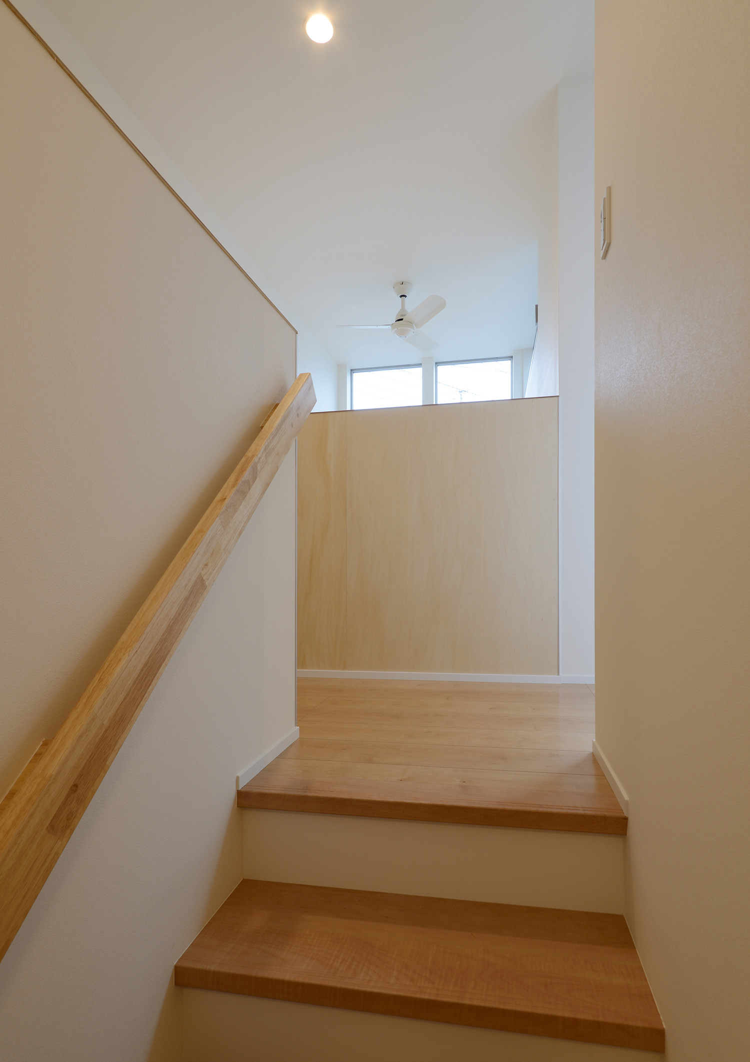 吹き抜けに面した開放的な二階の廊下・デザイン住宅 注文住宅・デザイン住宅建築実例_『CASE535 ドマ＋LDK』_階段