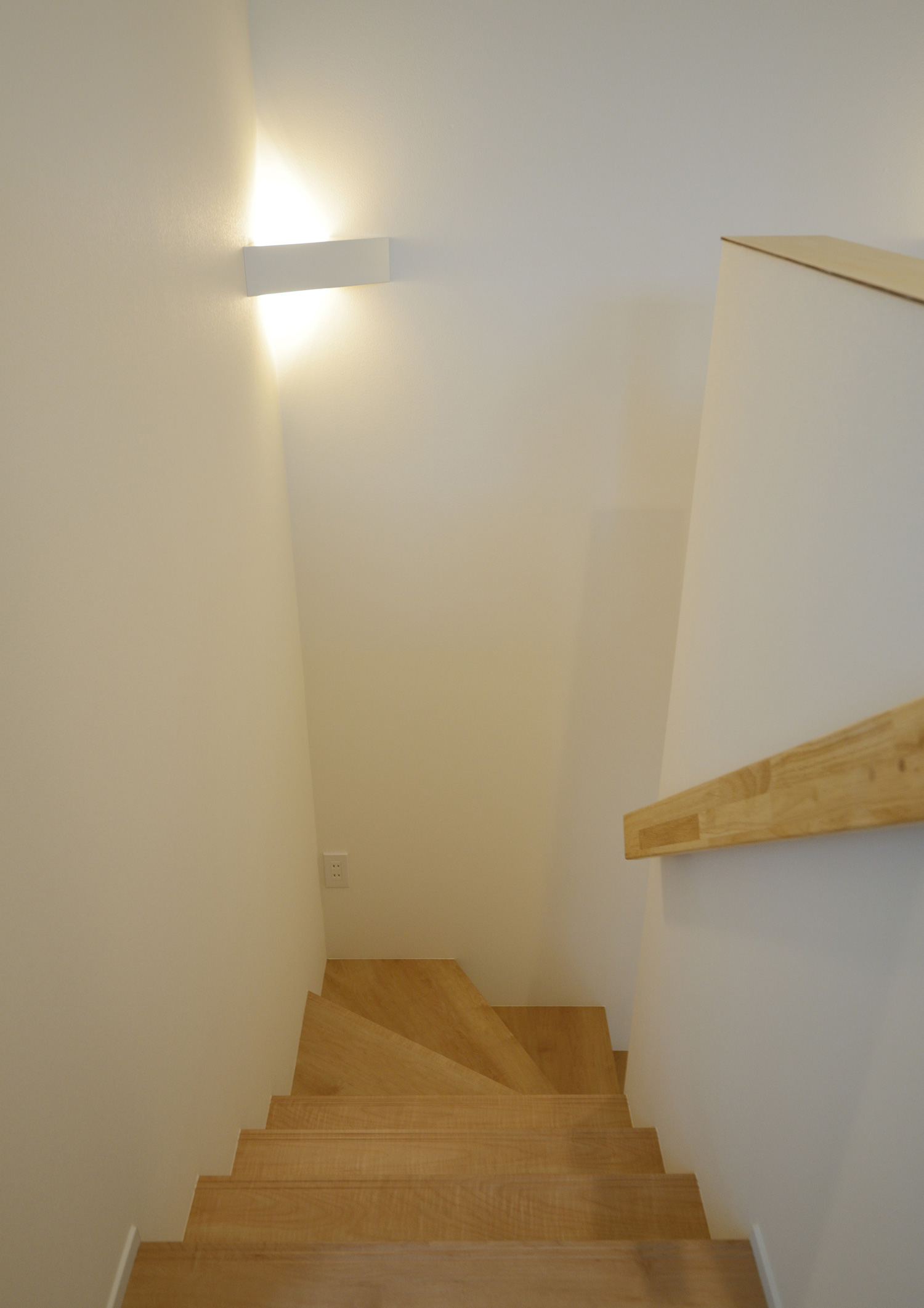 木の手すりを取り付けた木製の箱型階段・デザイン住宅 注文住宅・デザイン住宅建築実例_『CASE535 ドマ＋LDK』_階段