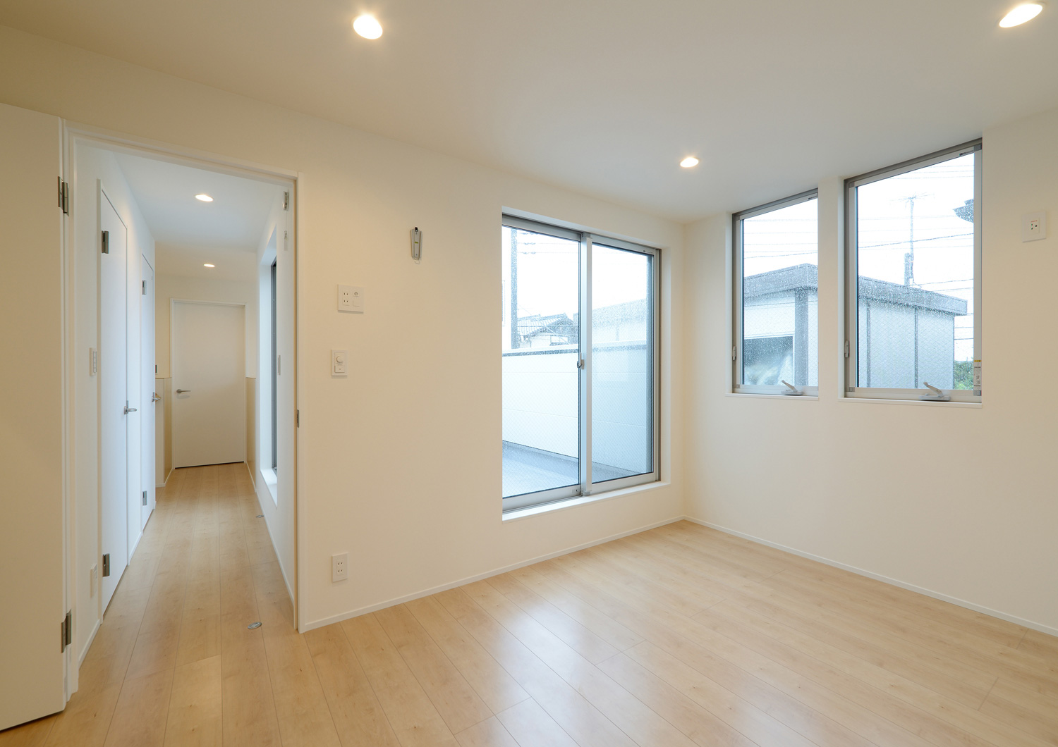 バルコニーに面した窓があるフローリングの寝室・デザイン住宅 注文住宅・デザイン住宅建築実例_『CASE535 ドマ＋LDK』_寝室