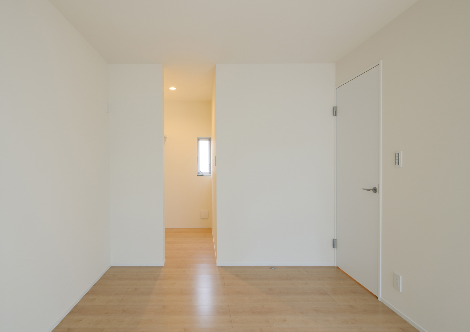 ウォークインクローゼットに面した白い壁でフローリングのナチュラルなLDK・デザイン住宅 注文住宅・デザイン住宅建築実例_『CASE535 ドマ＋LDK』_寝室