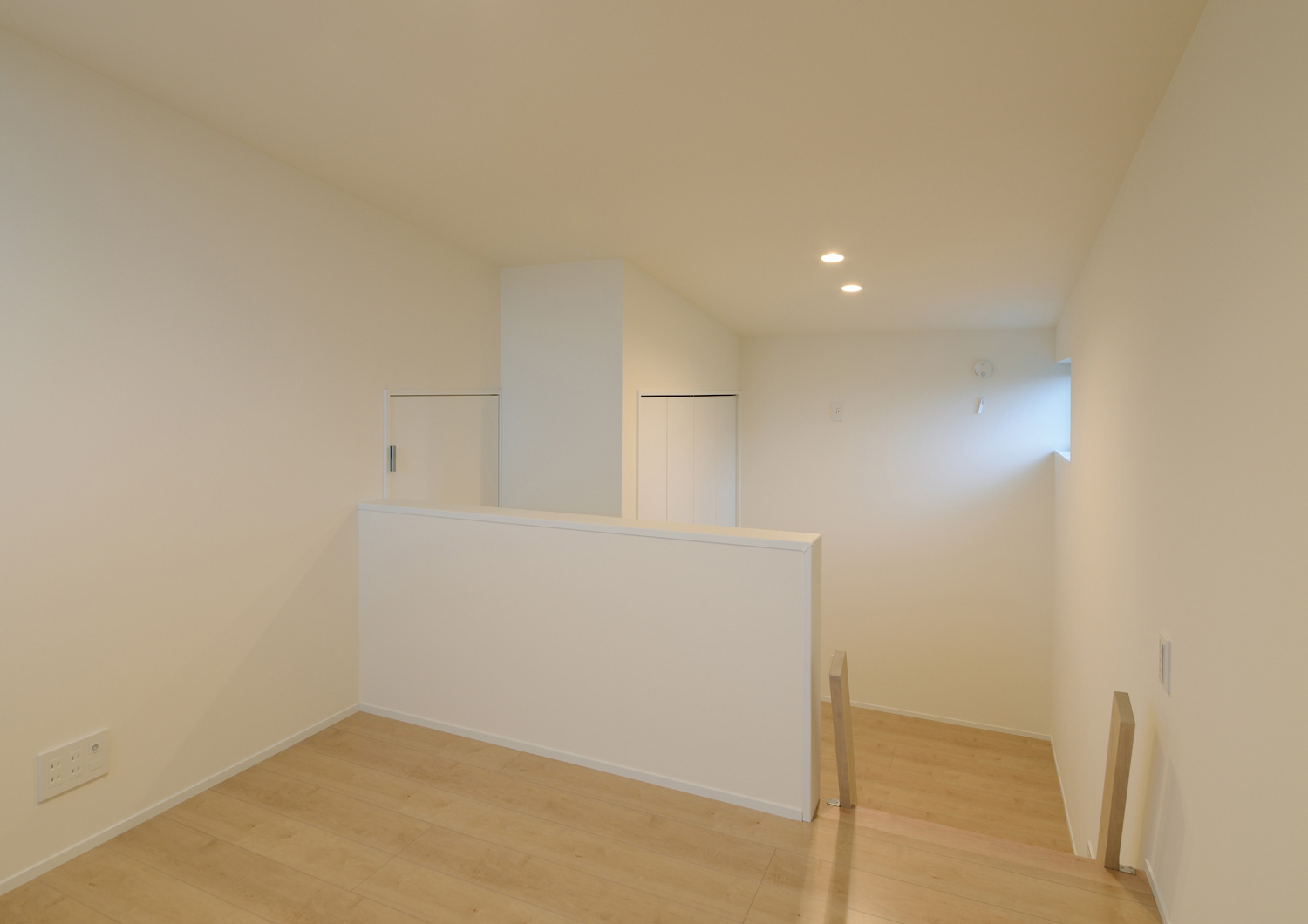 フローリングのスキップフロアになっているシンプルな子供部屋・デザイン住宅 注文住宅・デザイン住宅建築実例_『CASE535 ドマ＋LDK』_子供部屋