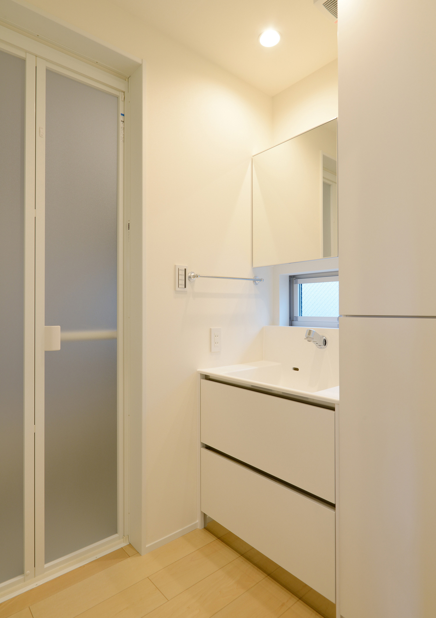 白を基調としたシンプルな洗面所・デザイン住宅 注文住宅・デザイン住宅建築実例_『CASE535 ドマ＋LDK』_浴室・洗面所