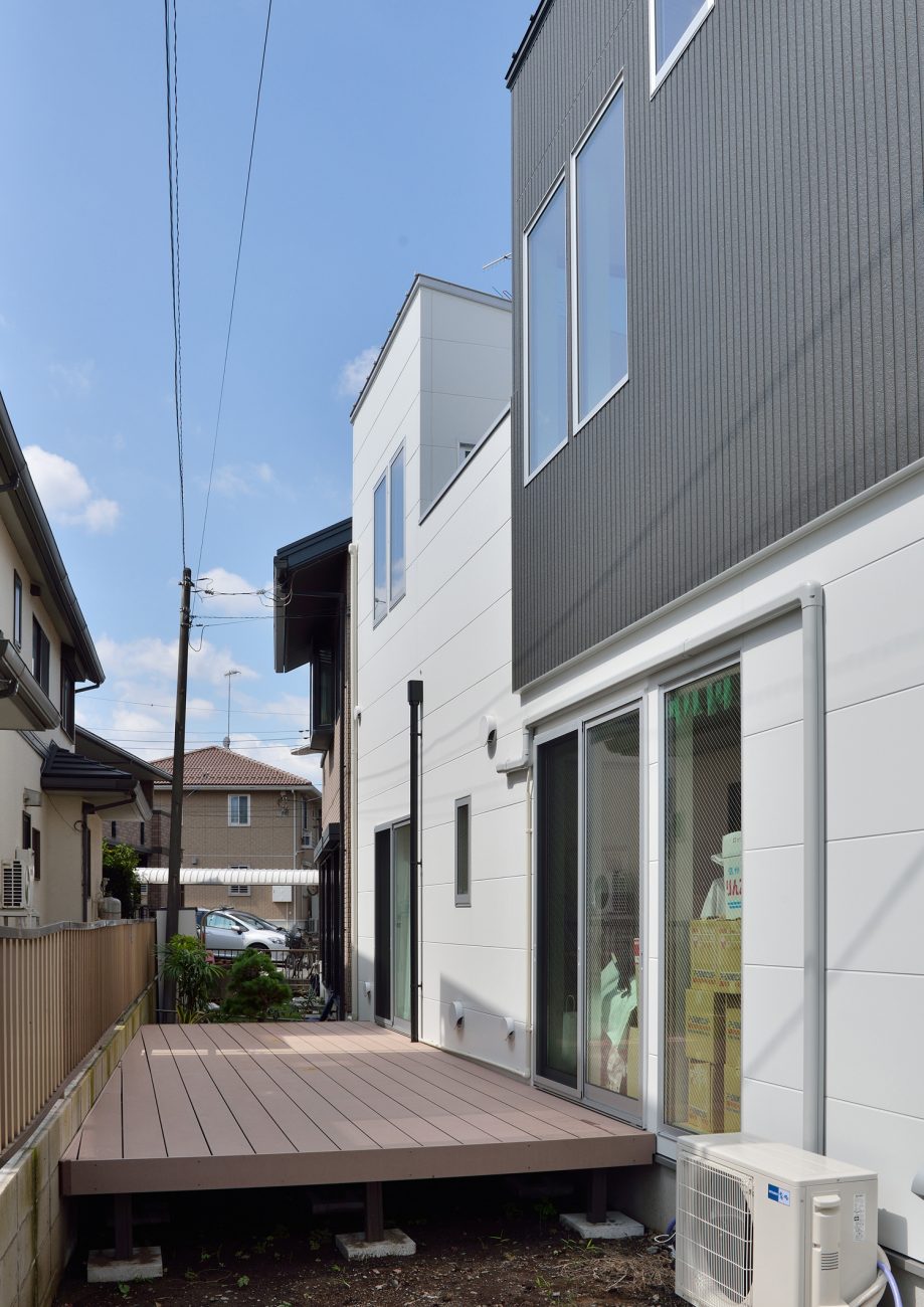 ウッドデッキのテラスがあるモノトーンの外観・デザイン住宅 注文住宅・デザイン住宅建築実例_『CASE535 ドマ＋LDK』_テラス・バルコニー