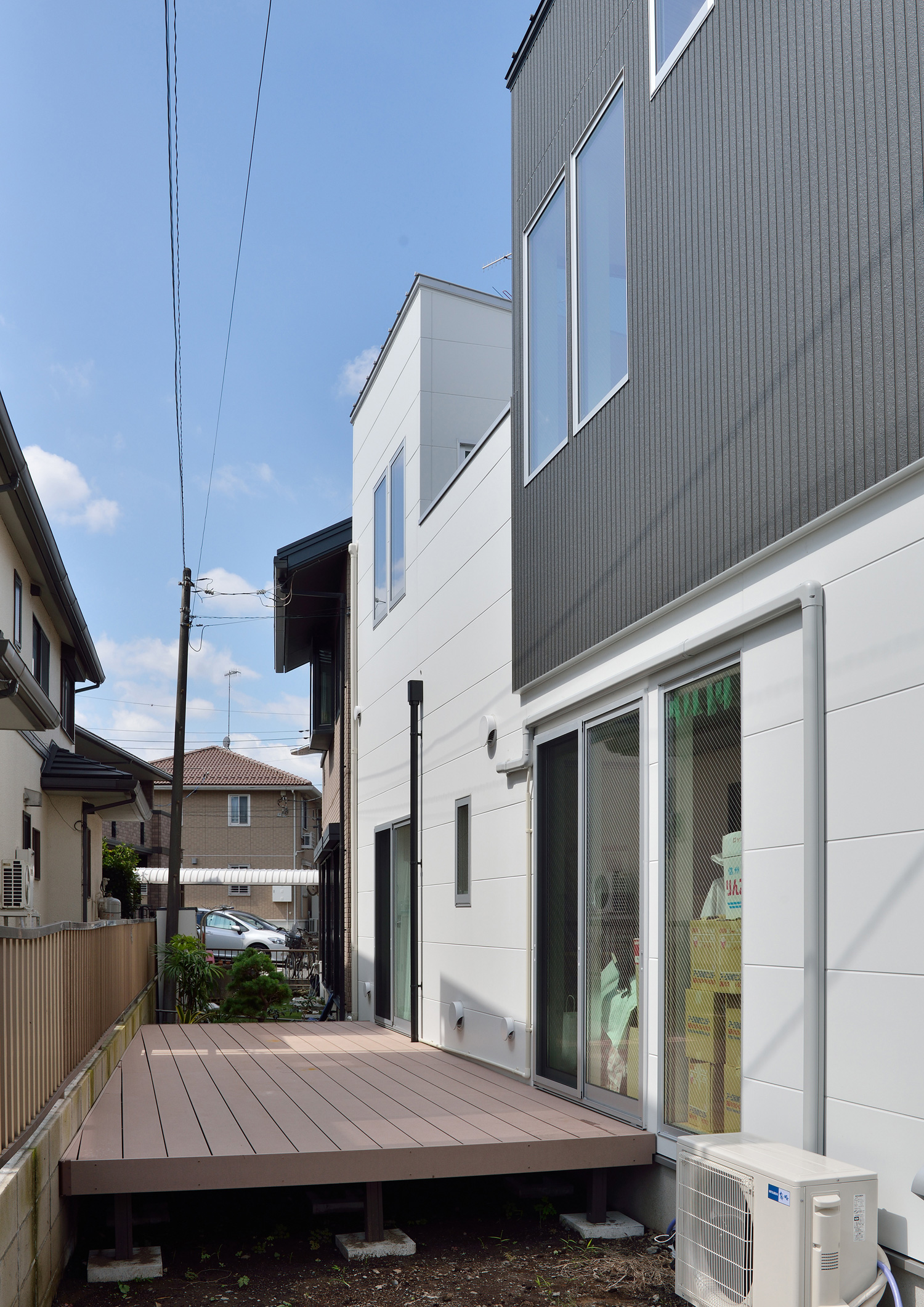 ウッドデッキのテラスがあるモノトーンの外観・デザイン住宅 注文住宅・デザイン住宅建築実例_『CASE535 ドマ＋LDK』_テラス・バルコニー