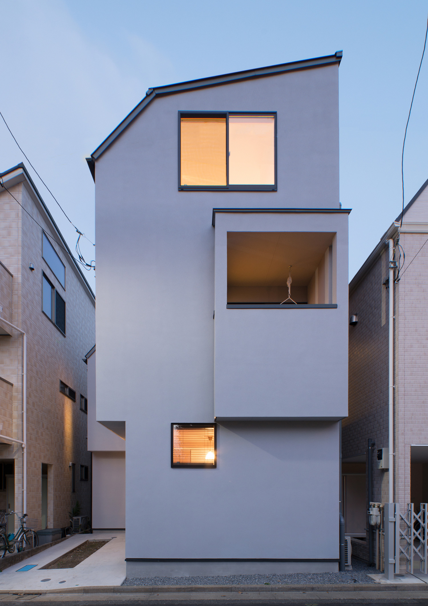 バルコニーがあるグレーの外壁の三階建て住宅・デザイン住宅 注文住宅・デザイン住宅建築実例_『CASE540 urban simple house』_外観