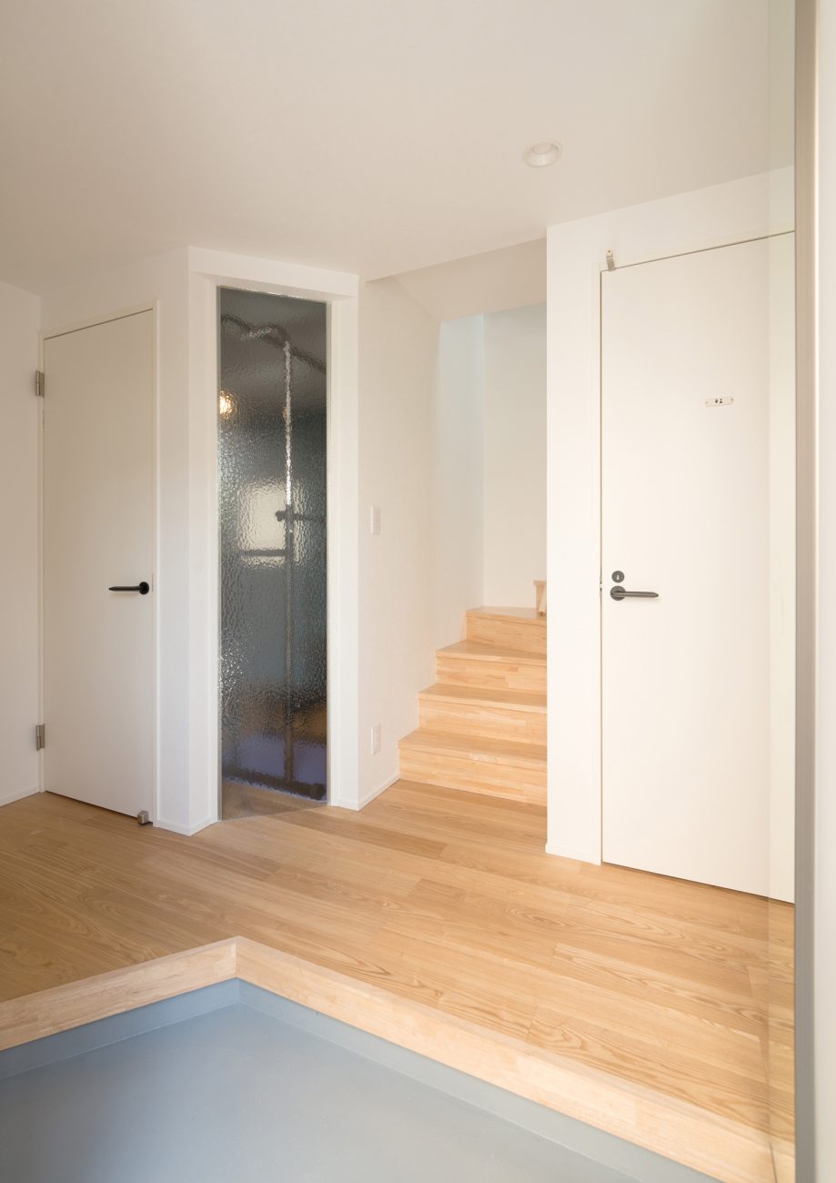 フローリングの廊下や木の階段がある室内・デザイン住宅 注文住宅・デザイン住宅建築実例_『CASE540 urban simple house』_玄関