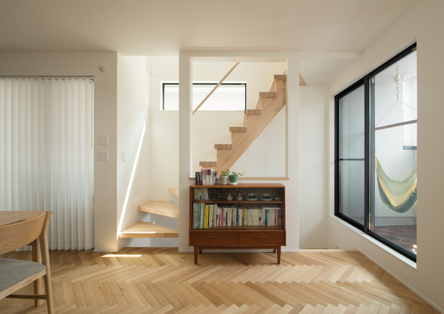 ヘリンボーン床で木のスケルトン階段があるナチュラルなLDK・デザイン住宅 注文住宅・デザイン住宅建築実例_『CASE540 urban simple house』_LDK
