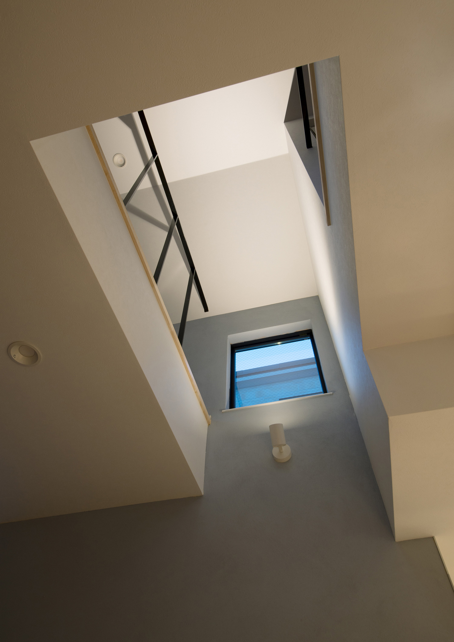 吹き抜け上部に窓や間接照明がある開放感のあるLDK・デザイン住宅 注文住宅・デザイン住宅建築実例_『CASE540 urban simple house』_LDK