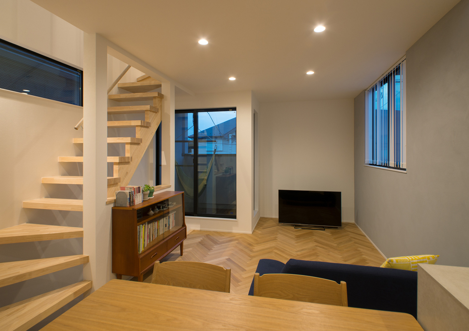 天井にダウンライトを取り付けたシンプルでおしゃれなLDK・デザイン住宅 注文住宅・デザイン住宅建築実例_『CASE540 urban simple house』_LDK