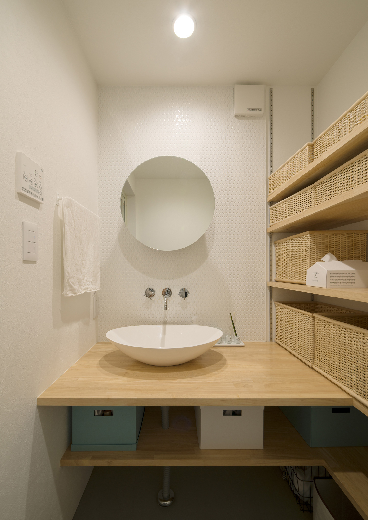 丸い鏡や洗面ボウルがあるナチュラルで可愛い洗面所・デザイン住宅 注文住宅・デザイン住宅建築実例_『CASE540 urban simple house』_浴室・洗面所