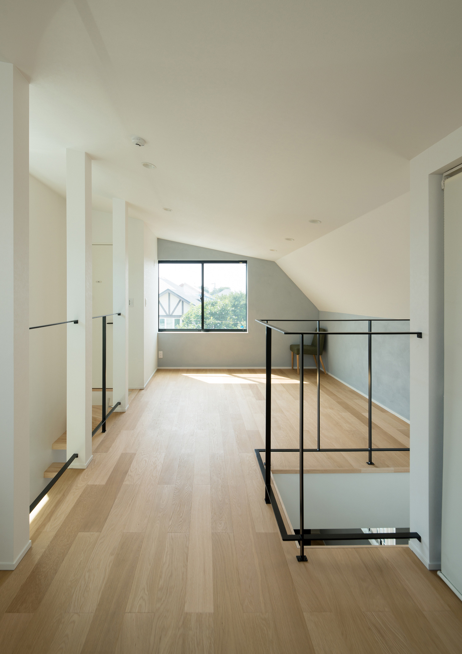 吹き抜けに面した母屋下がりのフロア・デザイン住宅 注文住宅・デザイン住宅建築実例_『CASE540 urban simple house』_フリースペース