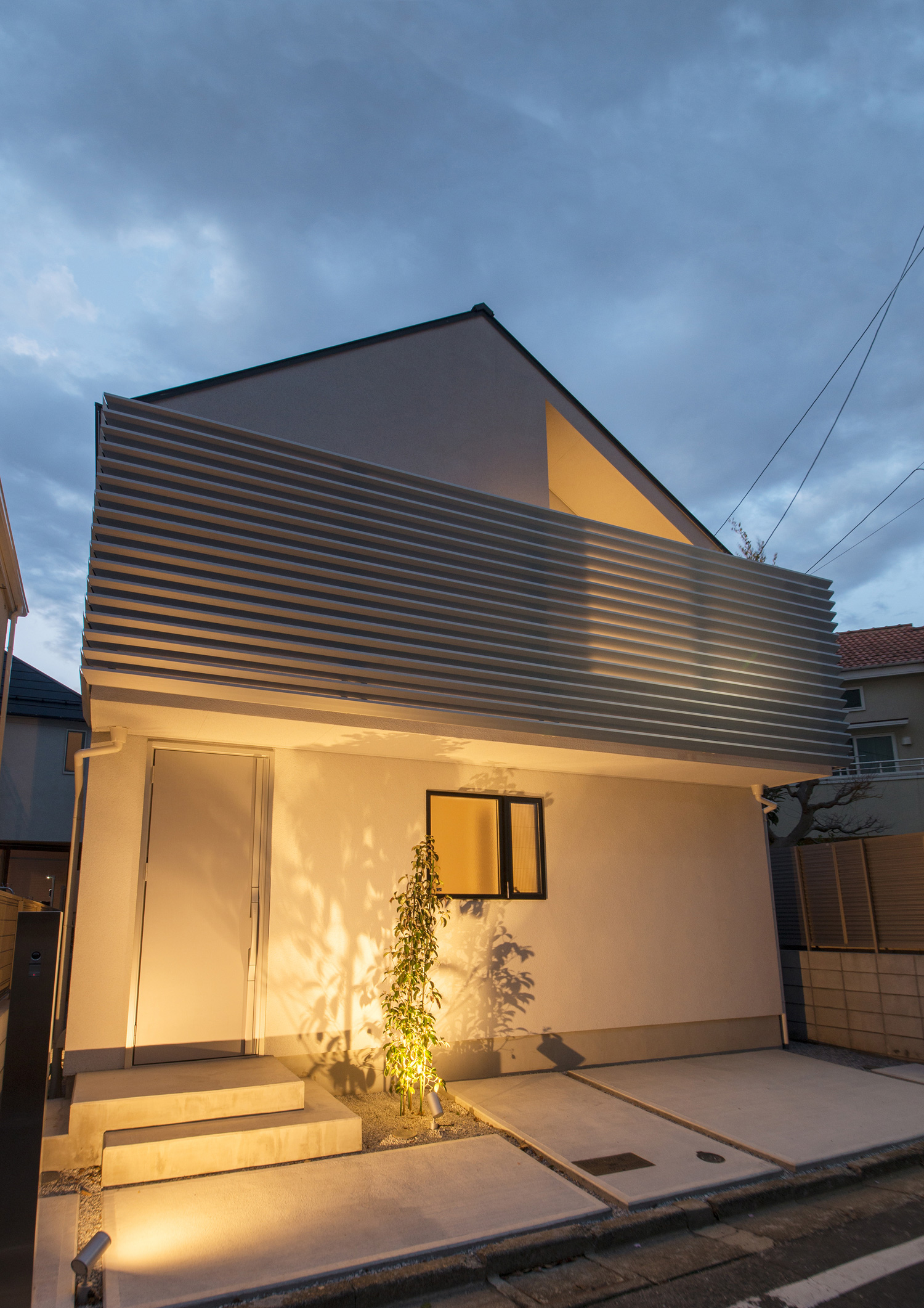 ライトアップされたシンボルツリーがある三角屋根のスタイリッシュな外観の家・デザイン住宅 注文住宅・デザイン住宅建築実例_『CASE541 寄棟天井のある家』_外観