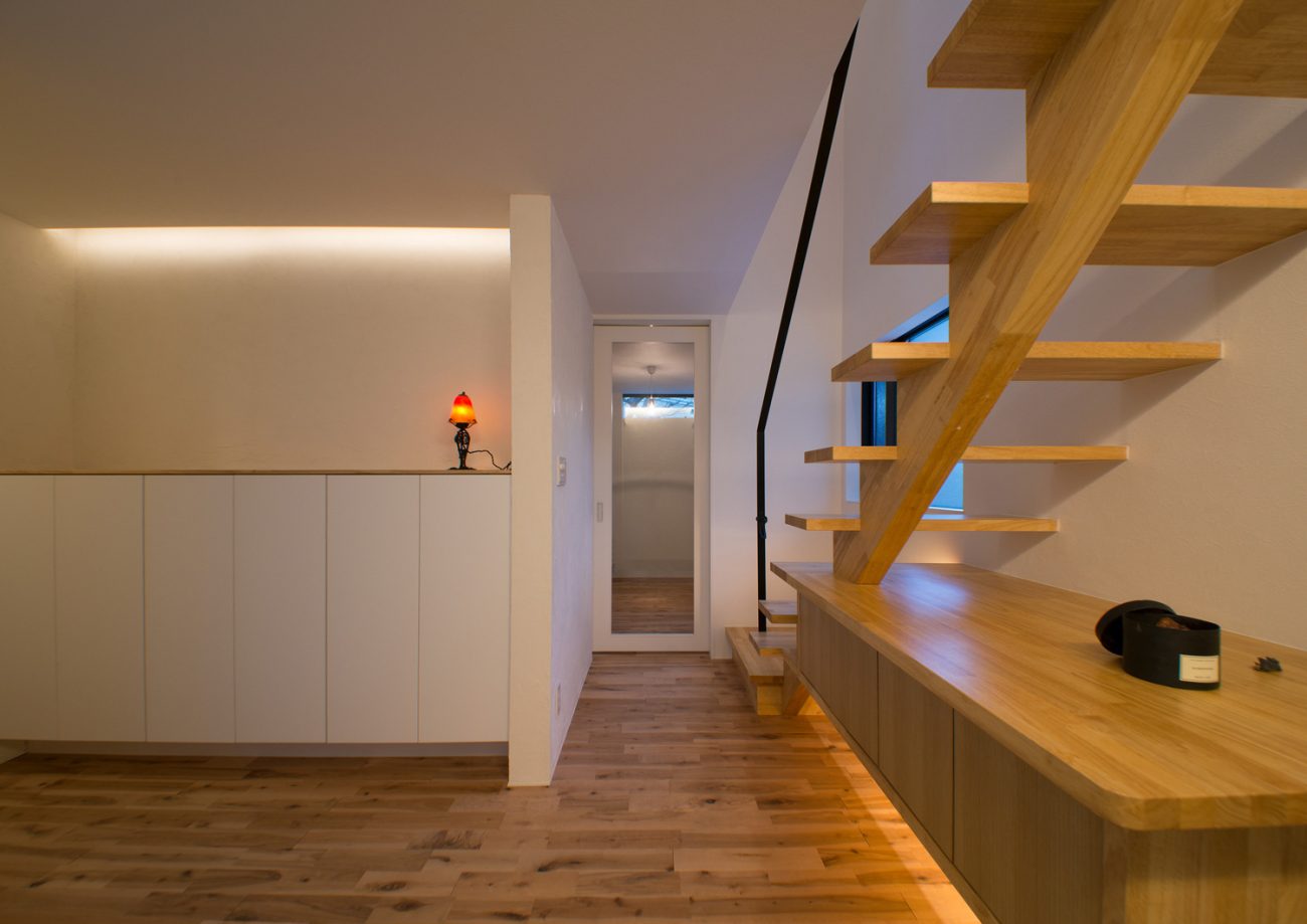 足元や壁際に間接照明を取り付けたかっこいい廊下・デザイン住宅 注文住宅・デザイン住宅建築実例_『CASE541 寄棟天井のある家』_玄関