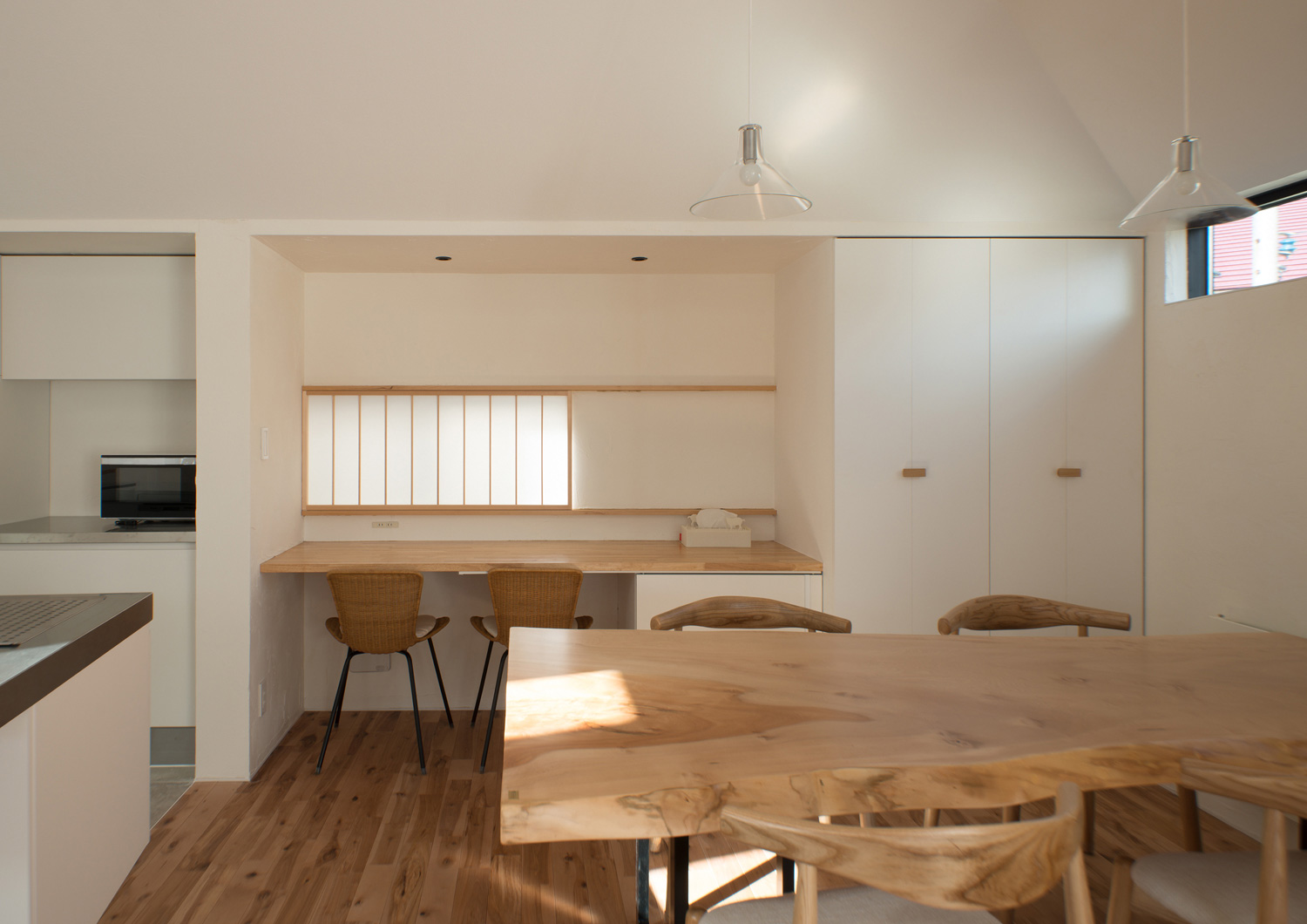 木の壁付けデスクを設けたLDK・デザイン住宅 注文住宅・デザイン住宅建築実例_『CASE541 寄棟天井のある家』_LDK