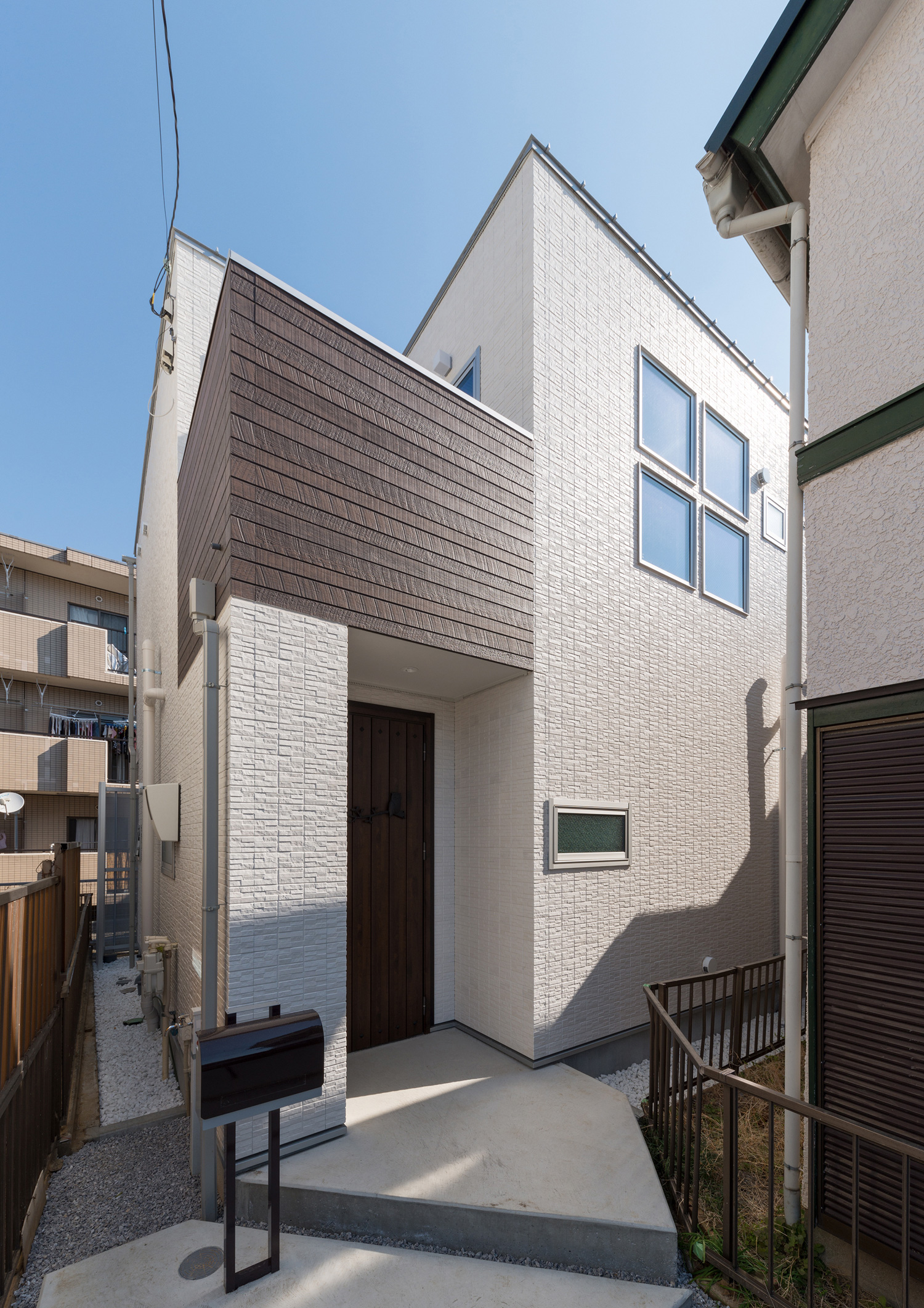 デザイン住宅建築実例_外観・注文住宅『CASE546 ウォールナットとガラスの家』の建築実例・施⼯例の写真・建物外観全体 注文住宅・デザイン住宅建築実例_『CASE546 ウォールナットとガラスの家』_外観