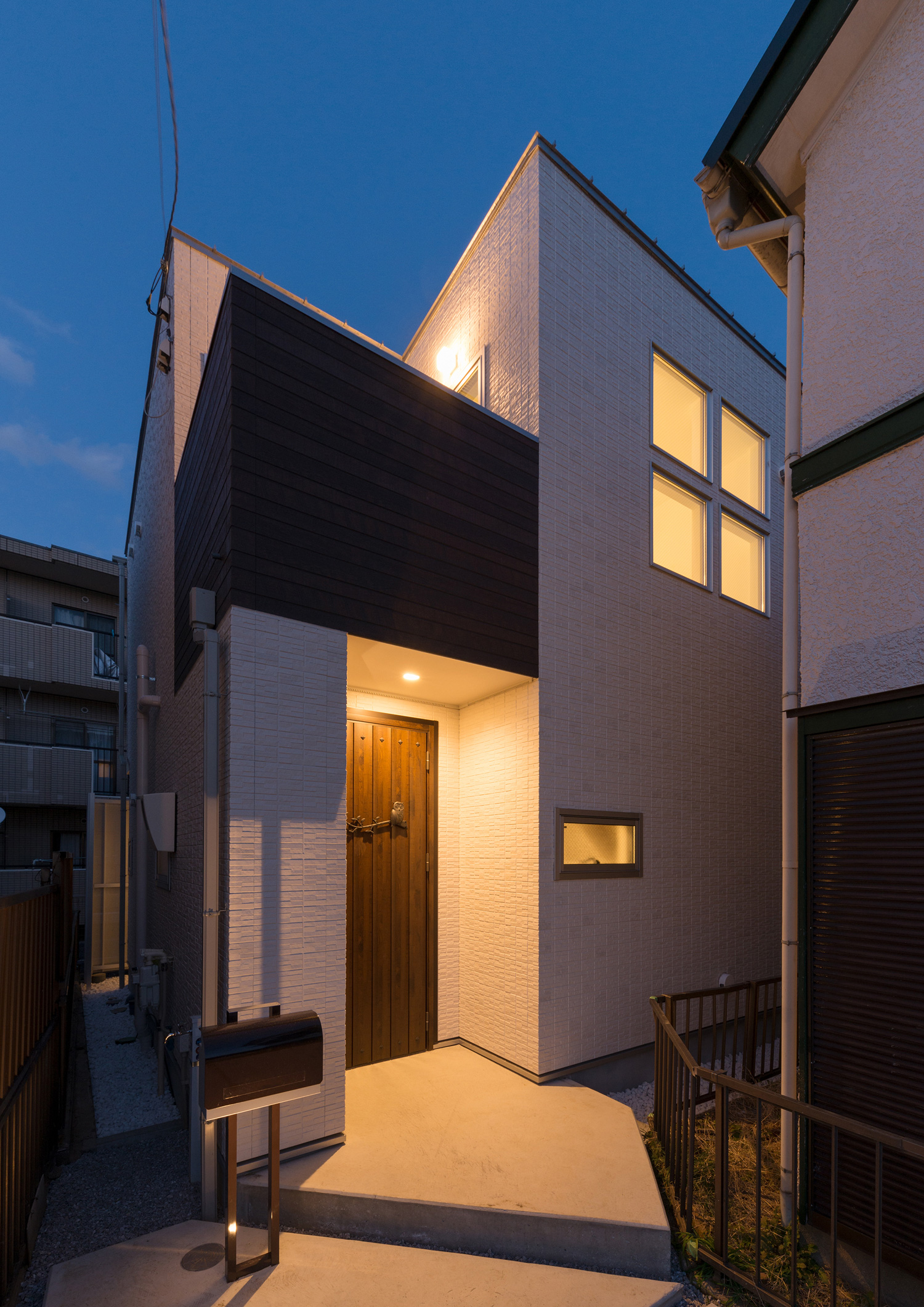 奥まった場所にある照明に照らされた玄関アプローチ・デザイン住宅 注文住宅・デザイン住宅建築実例_『CASE546 ウォールナットとガラスの家』_外観