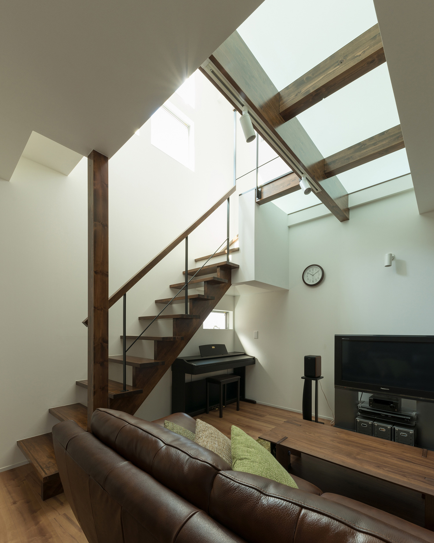 木のスケルトン階段がある、吹き抜けを設けた明るいLDK・デザイン住宅 注文住宅・デザイン住宅建築実例_『CASE546 ウォールナットとガラスの家』_LDK