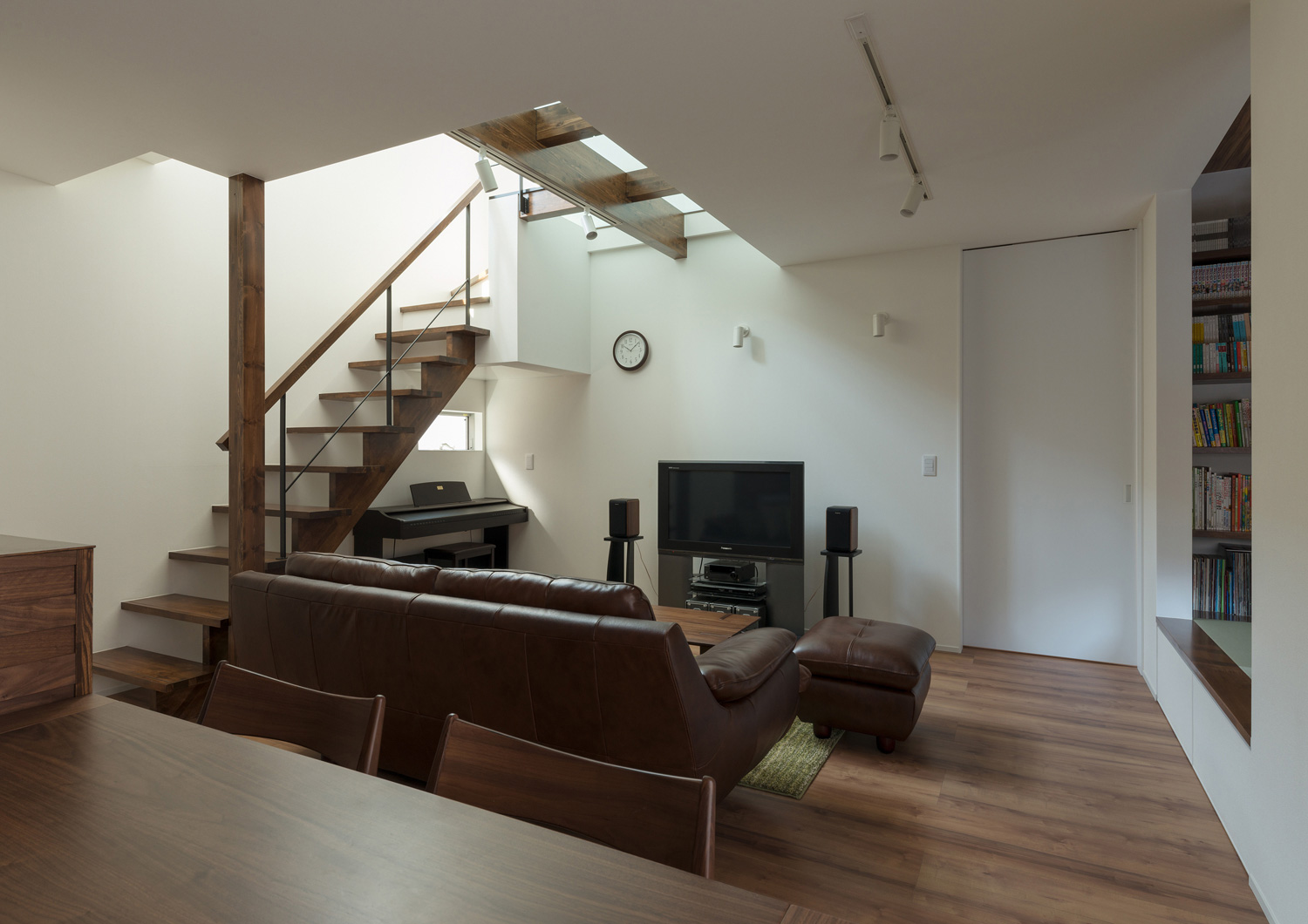 リビングイン階段のあるナチュラルで落ち着きのあるLDK・デザイン住宅 注文住宅・デザイン住宅建築実例_『CASE546 ウォールナットとガラスの家』_LDK