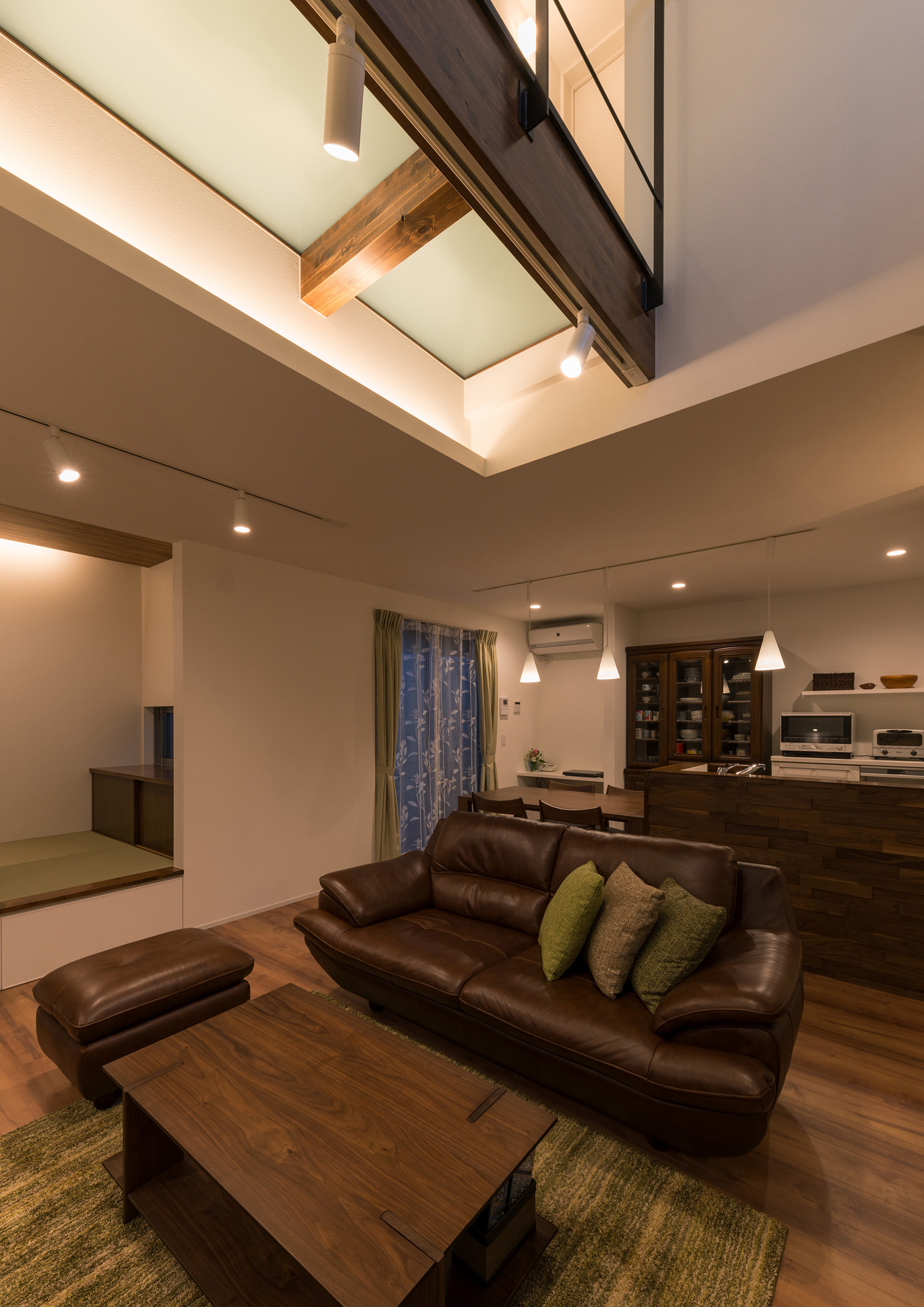 ガラスの天井から光が入る開放感のあるおしゃれなLDK・デザイン住宅 注文住宅・デザイン住宅建築実例_『CASE546 ウォールナットとガラスの家』_LDK