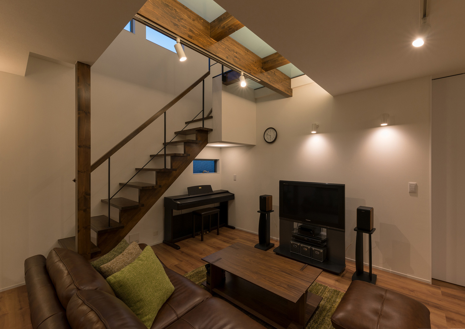 壁に間接照明を取り付けた、スピーカーを置いたLDK・デザイン住宅 注文住宅・デザイン住宅建築実例_『CASE546 ウォールナットとガラスの家』_LDK