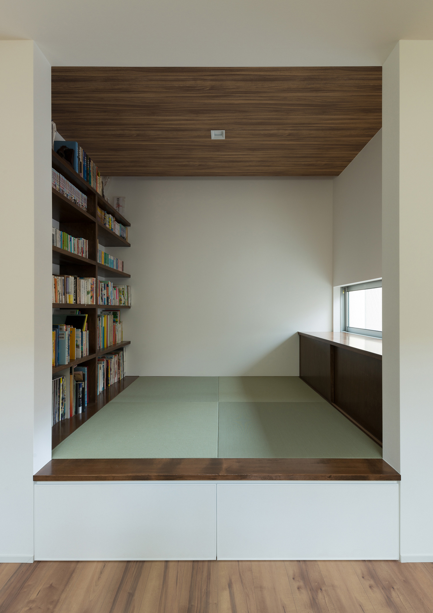 読書に最適なLDKの一角に設けた小上がりの和室