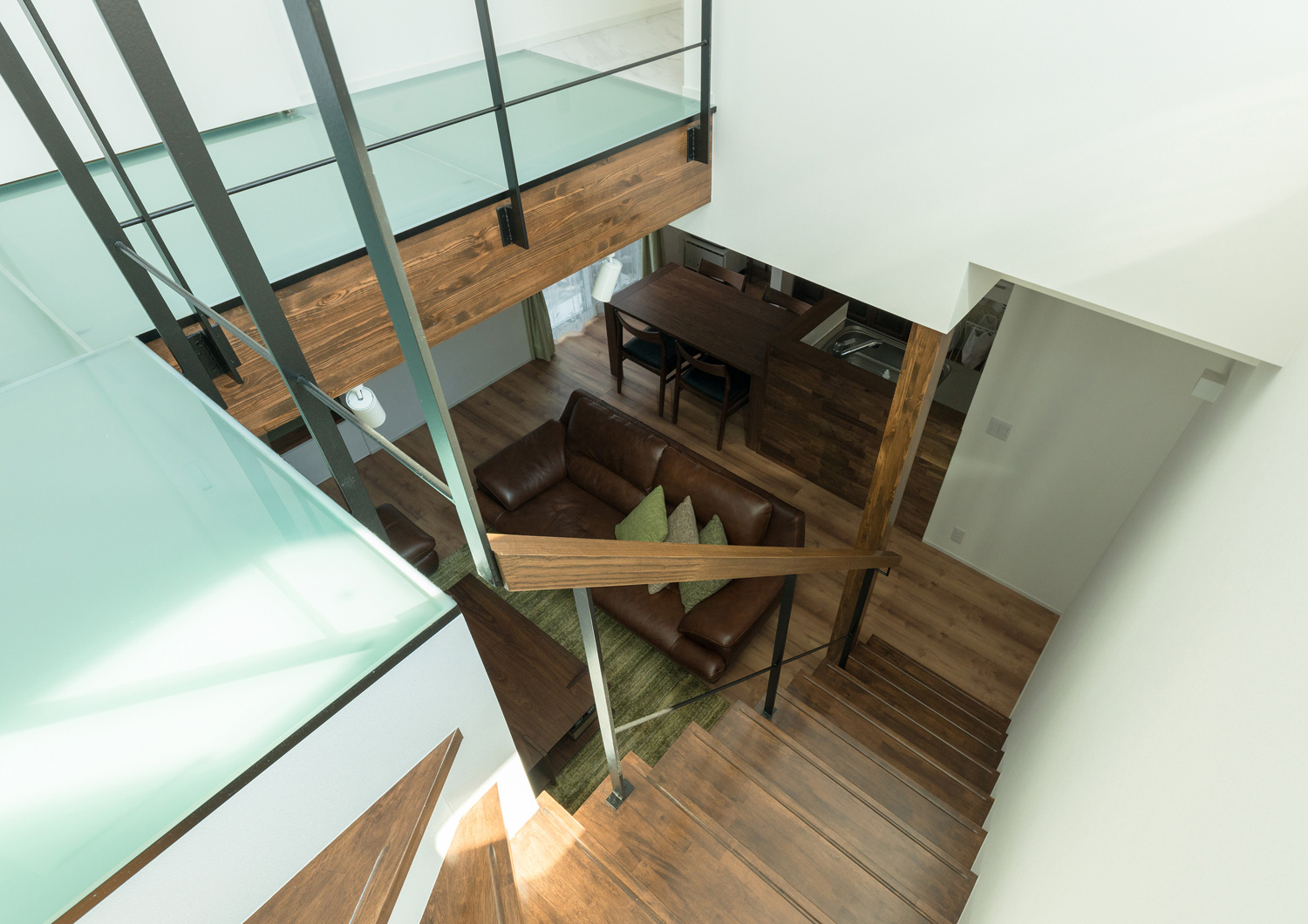 ガラス床の二階からスケルトン階段を見下ろした様子・デザイン住宅 注文住宅・デザイン住宅建築実例_『CASE546 ウォールナットとガラスの家』_階段