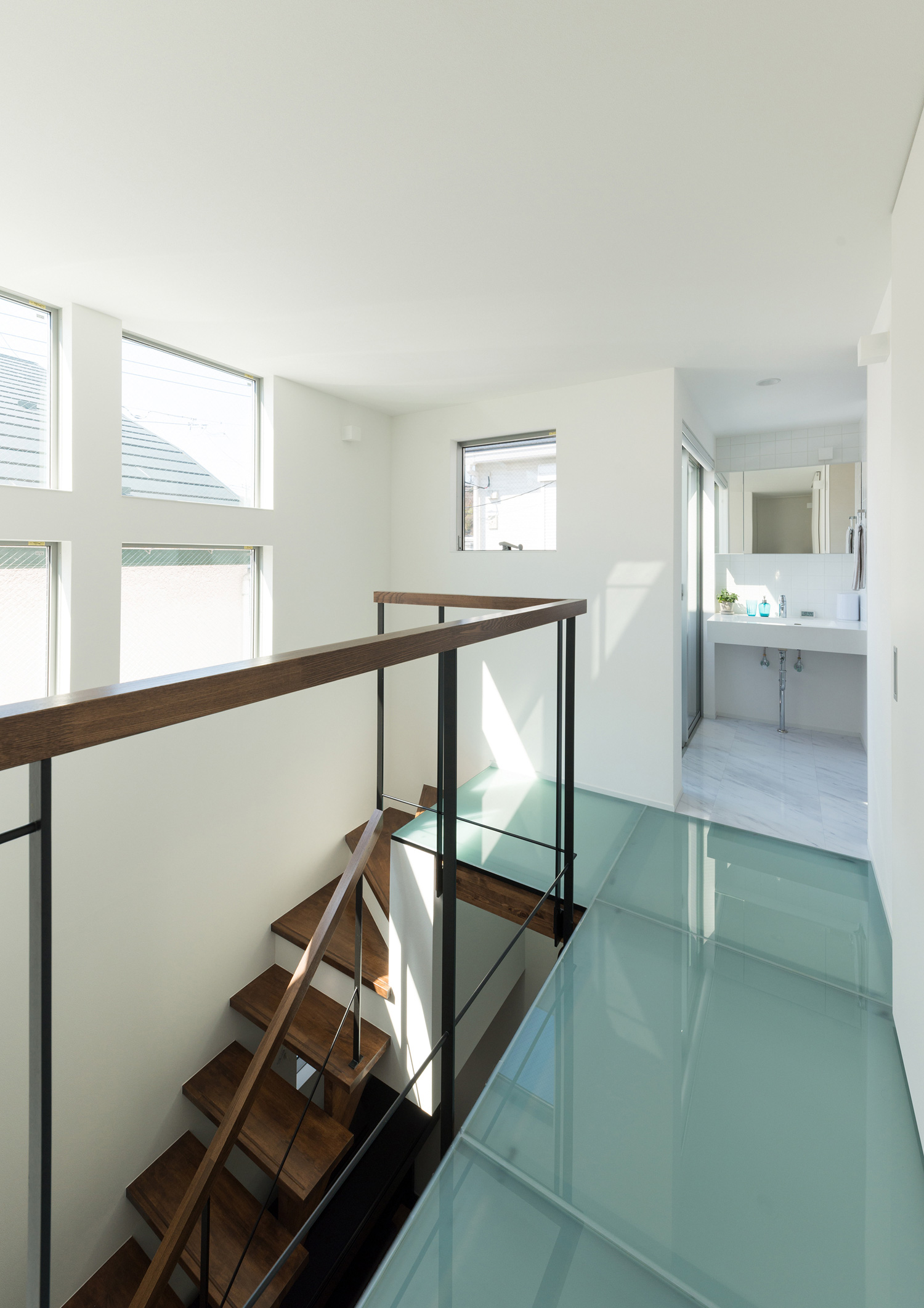 ガラス床になった廊下・デザイン住宅 注文住宅・デザイン住宅建築実例_『CASE546 ウォールナットとガラスの家』_廊下