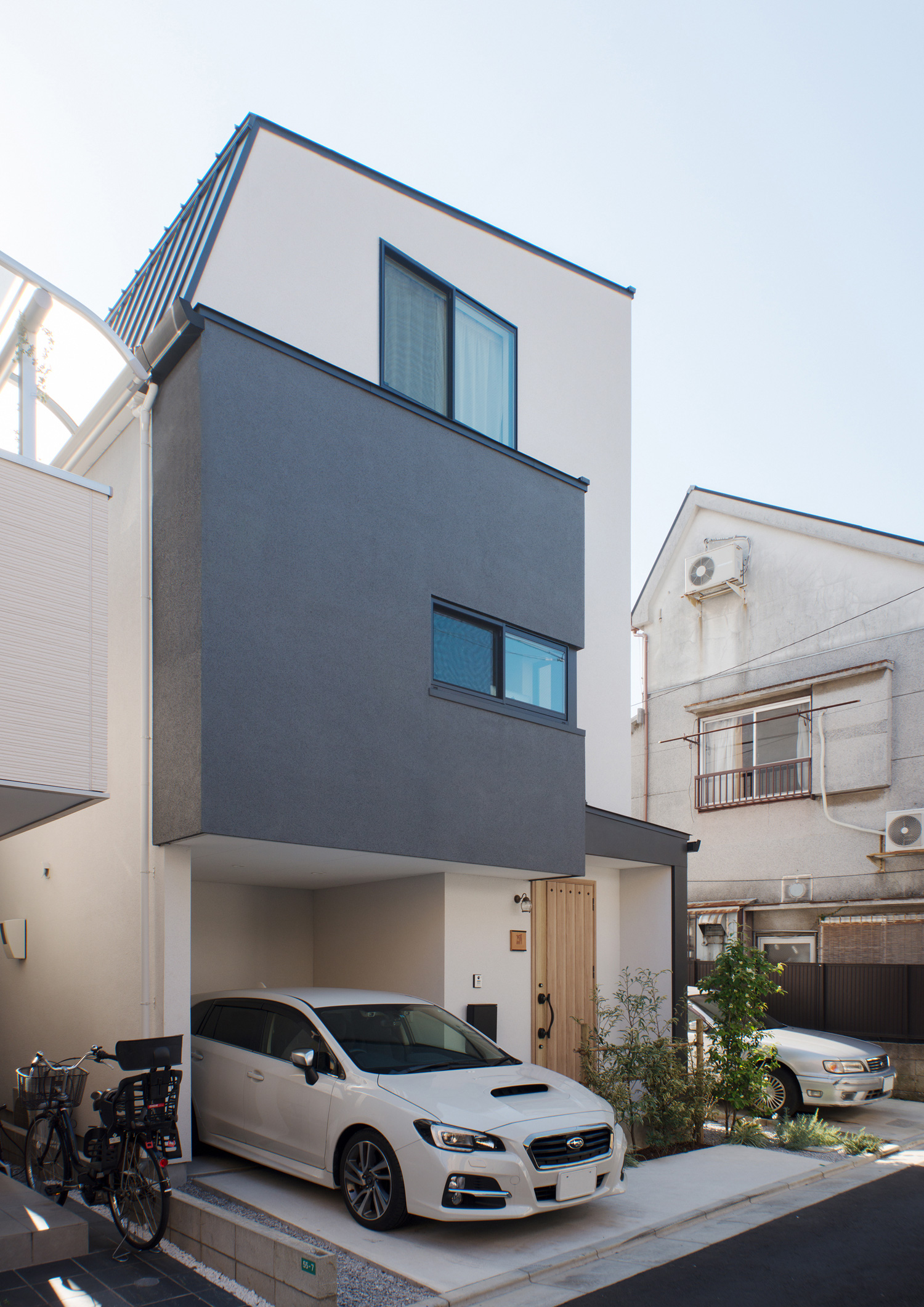 狭小地に建つガレージの三階建ての家の外観・デザイン住宅 注文住宅・デザイン住宅建築実例_『CASE547 移ろいの家』_外観